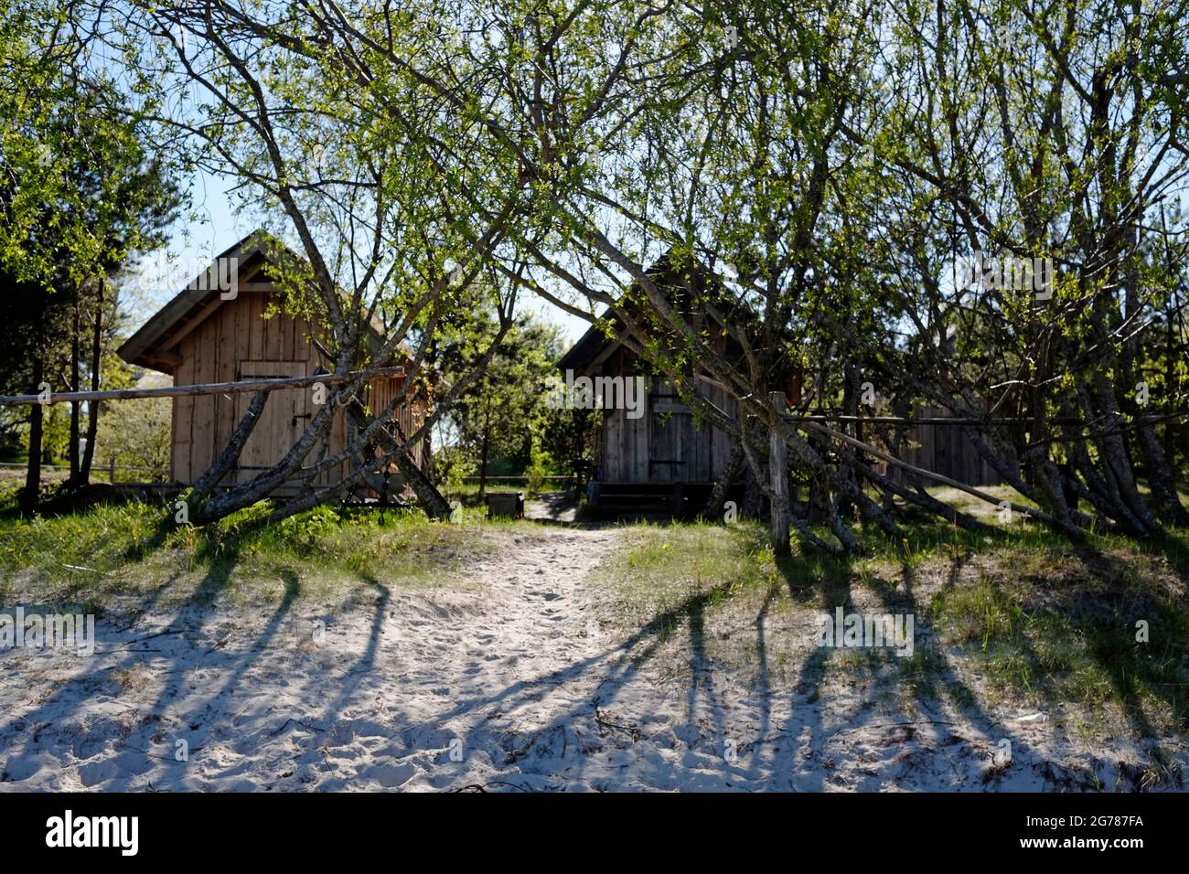 Capanne di legno al Museo all'aperto di Ragakapa, che raffigura la vita quotidiana dei pescatori all'inizio del XX secolo, situato ai piedi della duna Ragakapa, vicino a Jurmala, una città turistica lettone sul Golfo di riga, sulla costa del Mar Baltico, Repubblica di Lettonia Foto Stock