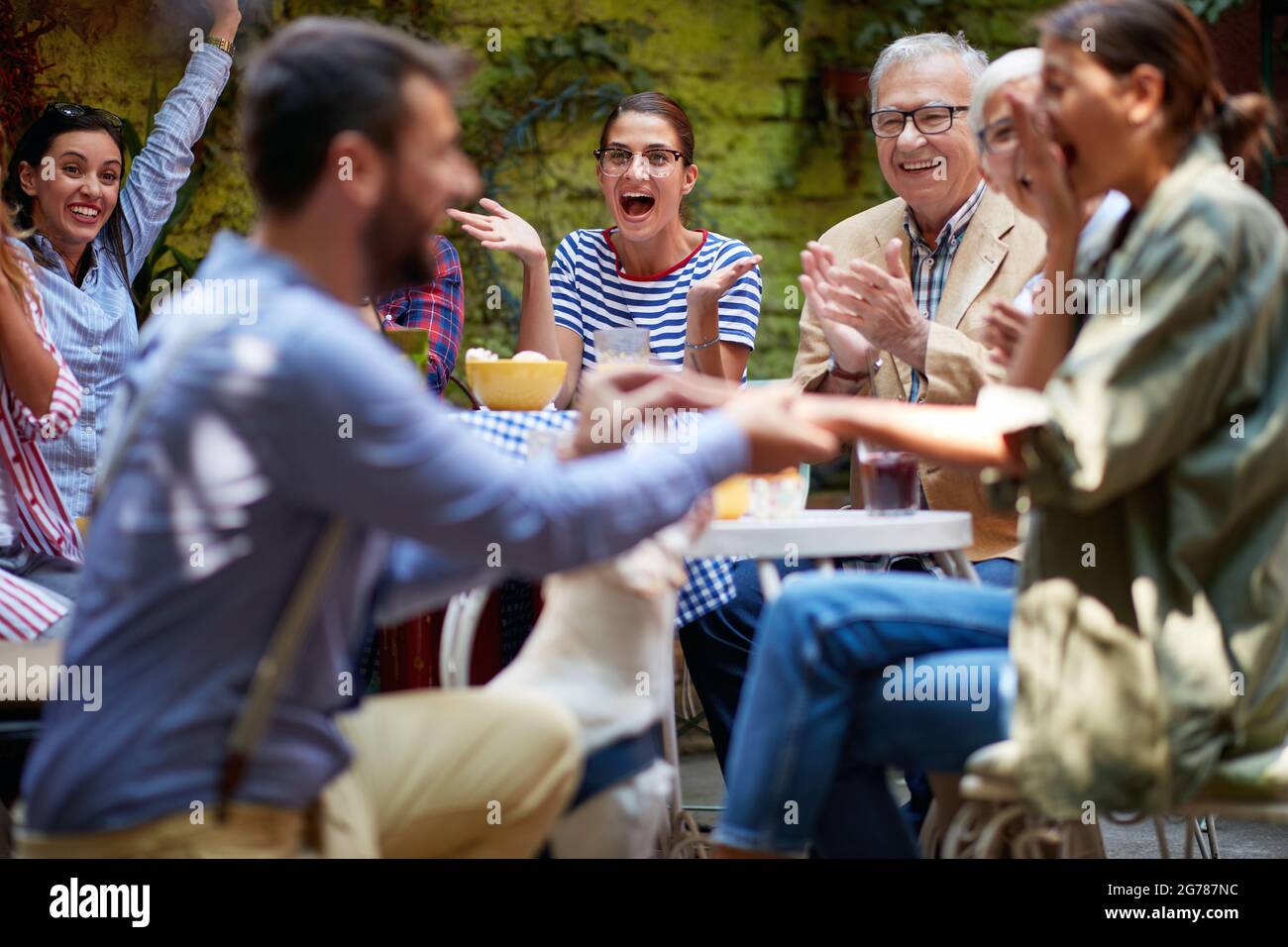 entusiasta gente caucasica che testimonia la proposta. fuoco selettivo Foto Stock