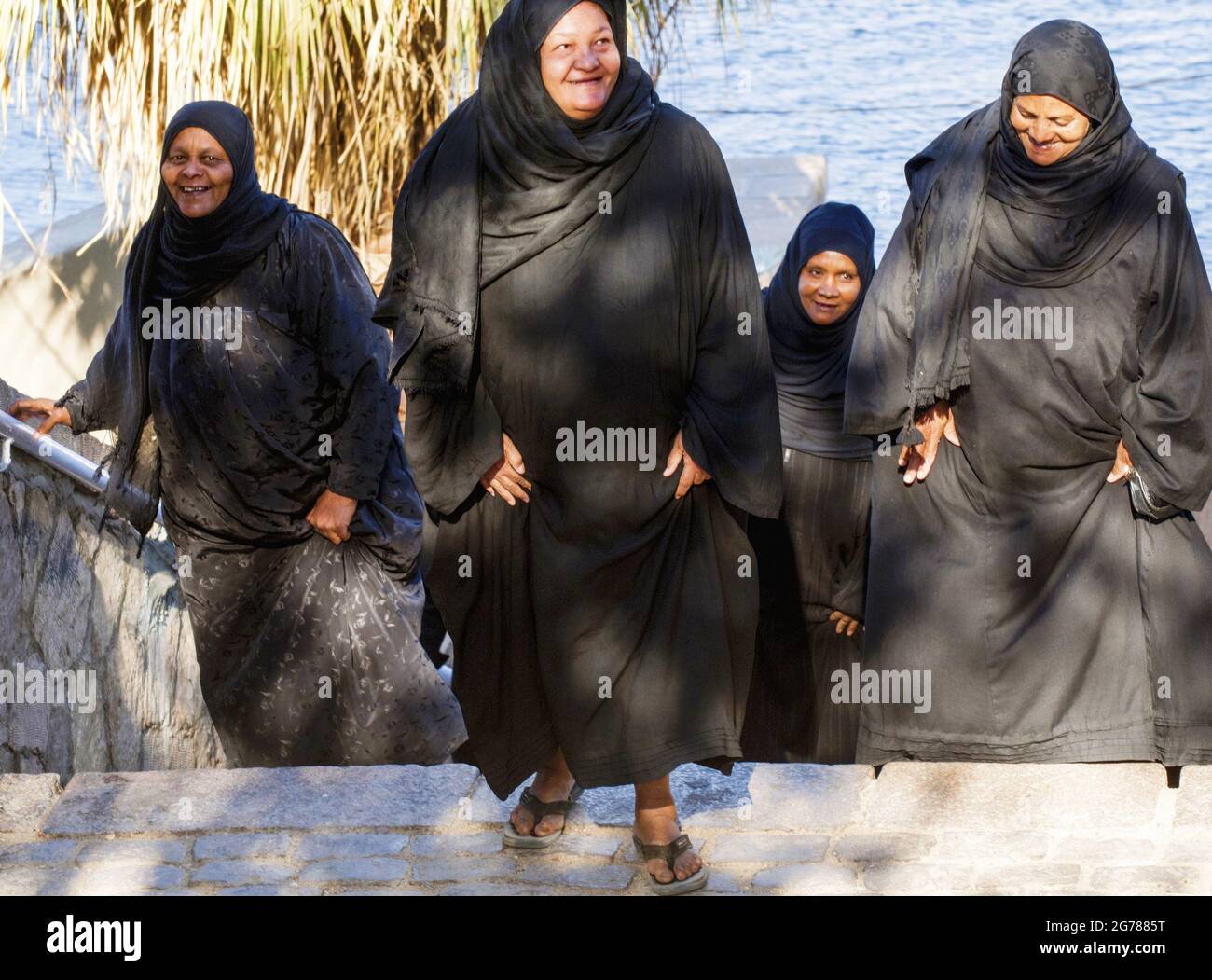 Le donne del villaggio sbarcano ad un traghetto che atterra ad Assuan, Egitto Foto Stock