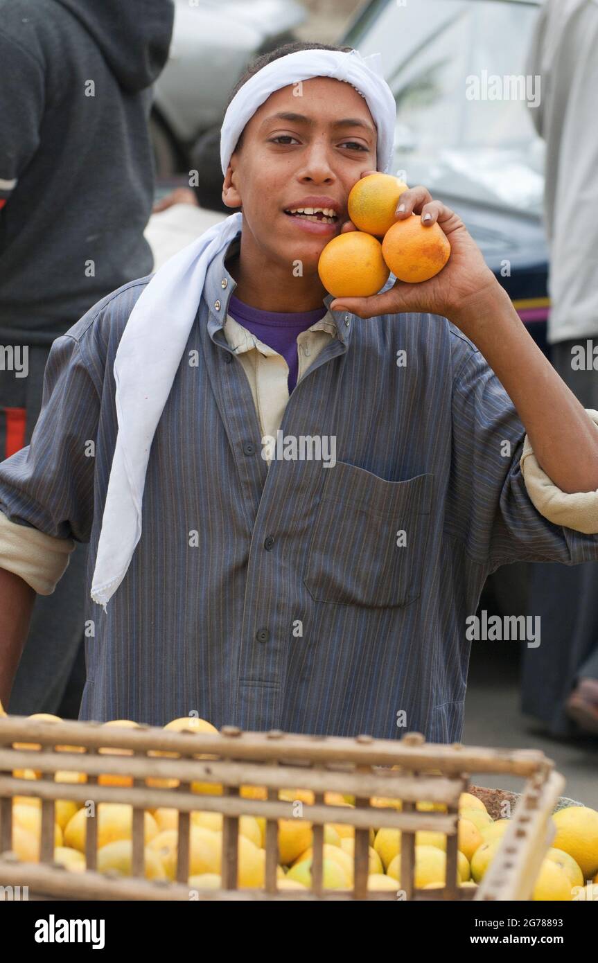 Giovane uomo che vende frutta nel quartiere Fustat del Cairo, Egitto Foto Stock