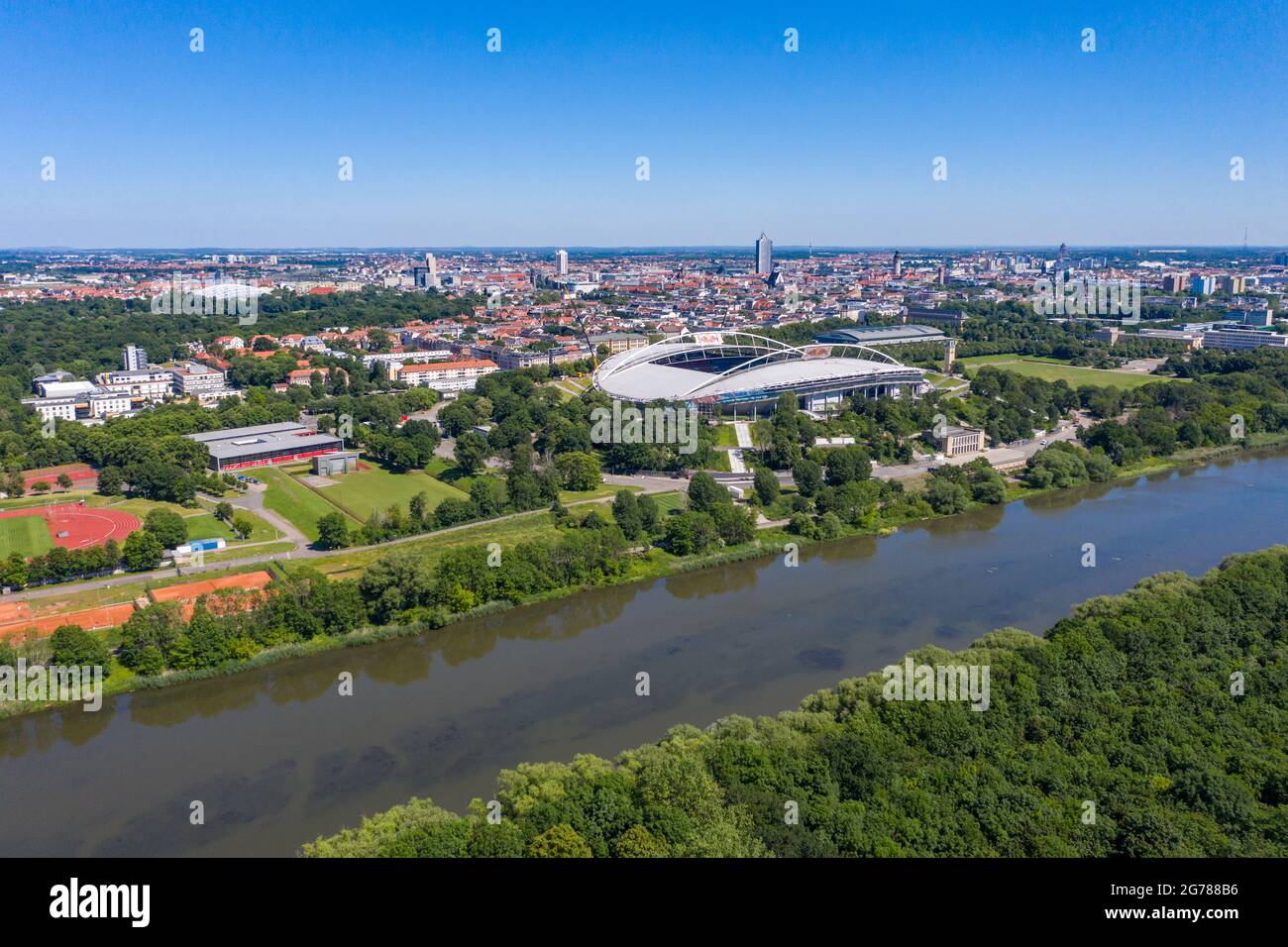 14 giugno 2021, Sassonia, Lipsia: La Red Bull Arena si trova ai margini del centro della città, direttamente sul letto di Elster. La casa di RB Leipzig è in fase di ricostruzione. La capacità dello spettatore aumenta da 42,558 a 47,069 in piedi e seduti. L'esterno dello stadio è chiuso con una facciata insonorizzata. L'argine dell'ex Zentralstadion, che comprende l'arena, è stato aperto dietro lo storico campanile per fare spazio ad un nuovo ingresso. RB Leipzig sta investendo nella conversione 60 milioni di euro entro il 2022. (Vista aerea con drone) Foto: Jan Woitas/dpa-Zentralbild Foto Stock