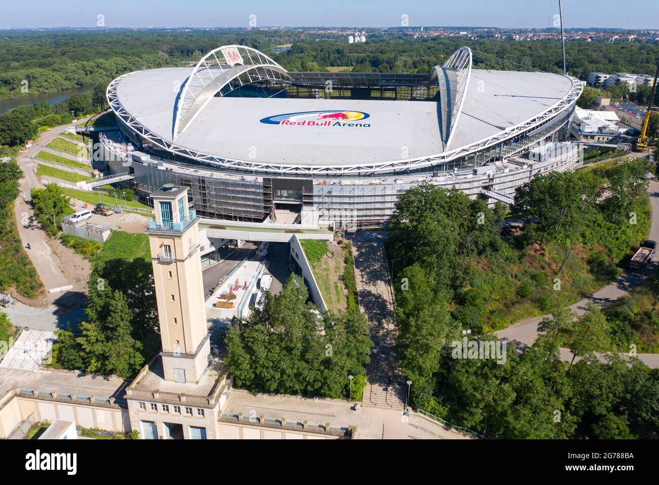 14 giugno 2021, Sassonia, Lipsia: Un nuovo ingresso conduce attraverso la  diga nella Red Bull Arena. La casa di RB Leipzig è in fase di  ricostruzione. La capacità degli spettatori aumenta da