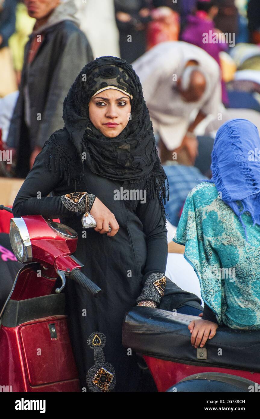 Una giovane donna tra una folla di adoratori al festival Eid el Adha (festa del sacrificio) a Mohandiseen, il Cairo, Egitto Foto Stock