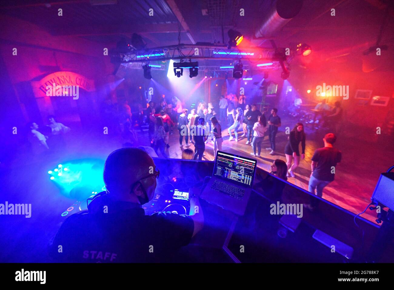 Riapertura di club e nightclub in Francia. Qui nella discoteca Excalibur,  dopo sedici mesi di chiusura a causa dell'epidemia di covid19. Controlli  dei passaporti di vaccinazione o test PCR antigenico negativo per