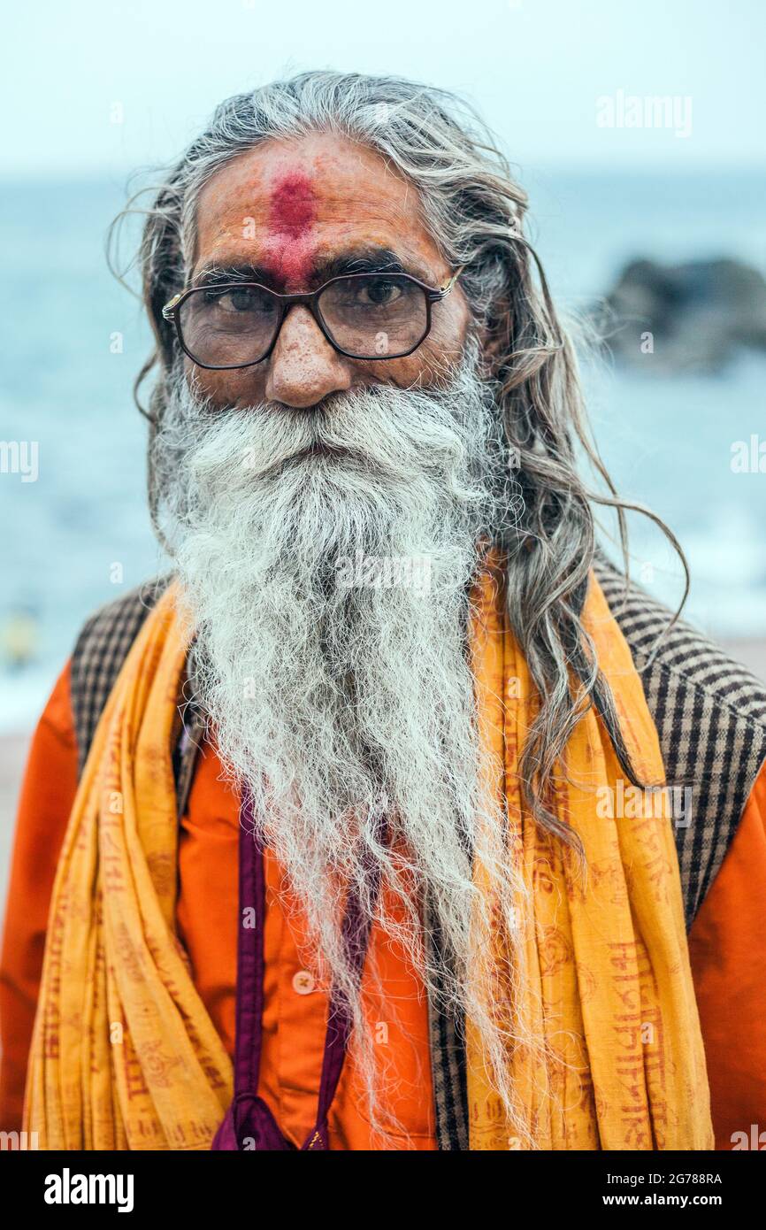 Primo piano ritratto di sadhu indù con lunghi capelli grigi e lunga barba bianca, Kanyakumari, Tamil nadu, India Foto Stock