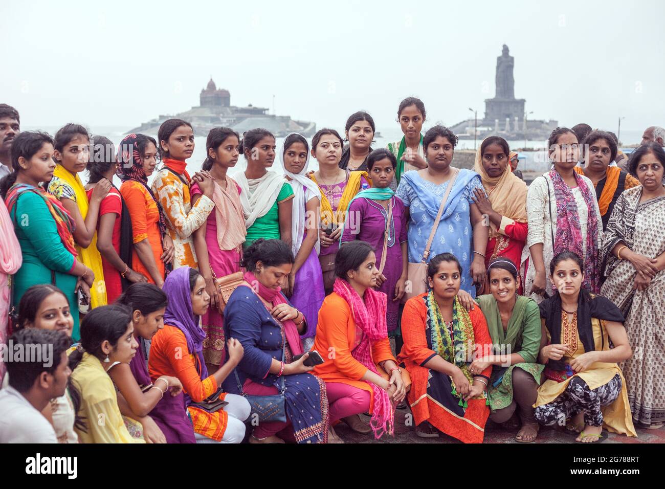 Le studentesse indù del college femminile posano per una foto di gruppo al Vivekananda Rock Memorial e alla statua di Thiruvalluvar prima dell'alba, Kanyakumari, Tamil Nadu, India Foto Stock