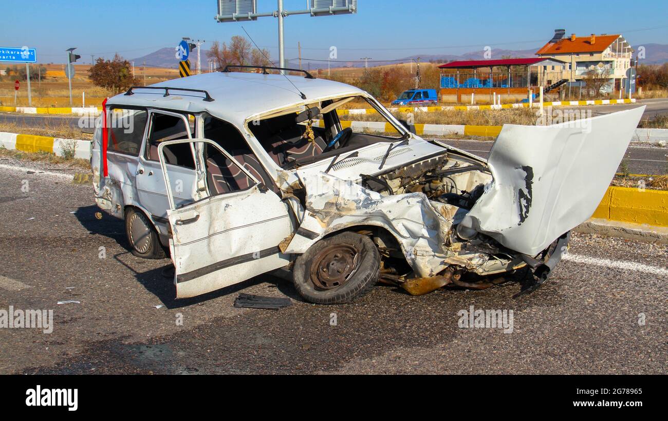 Incidente di automobile sulla strada, automobile danneggiata Foto Stock