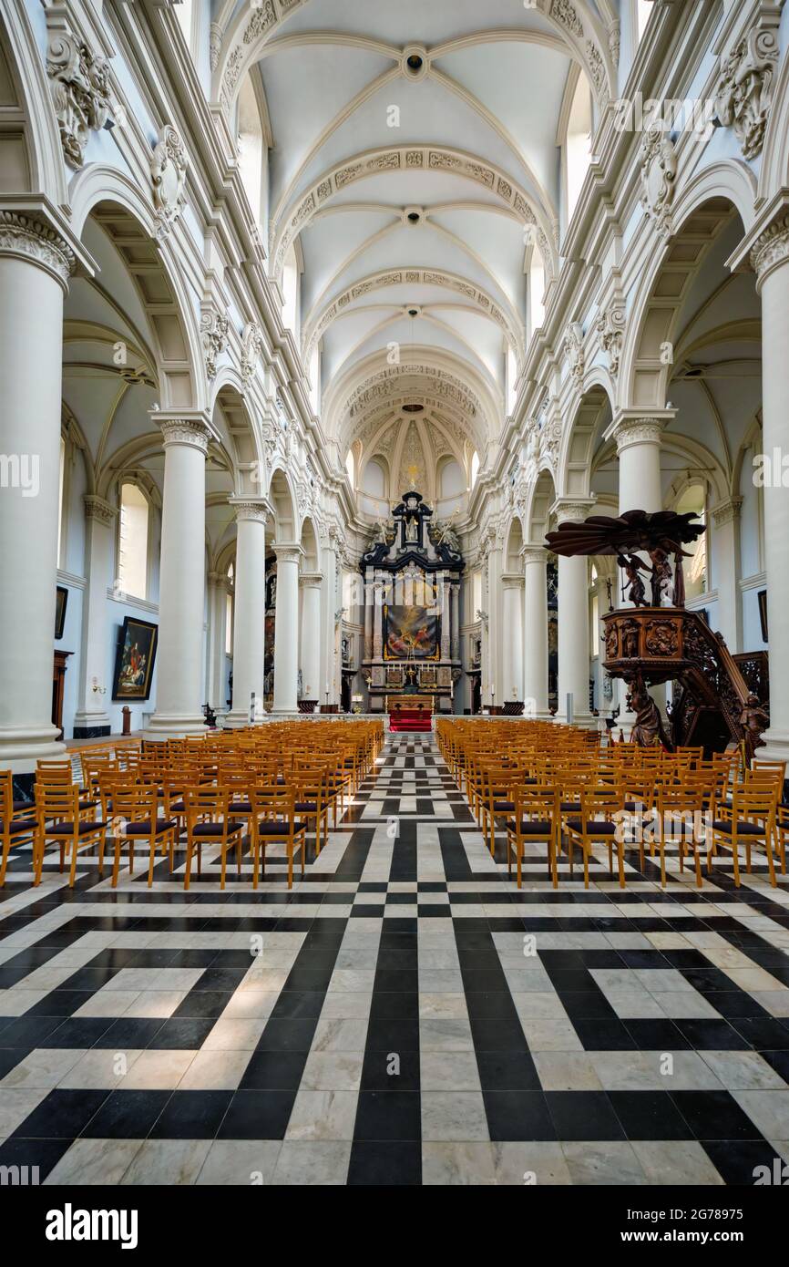 Interno della chiesa di San Walburga a Brugge, Belgio Foto Stock