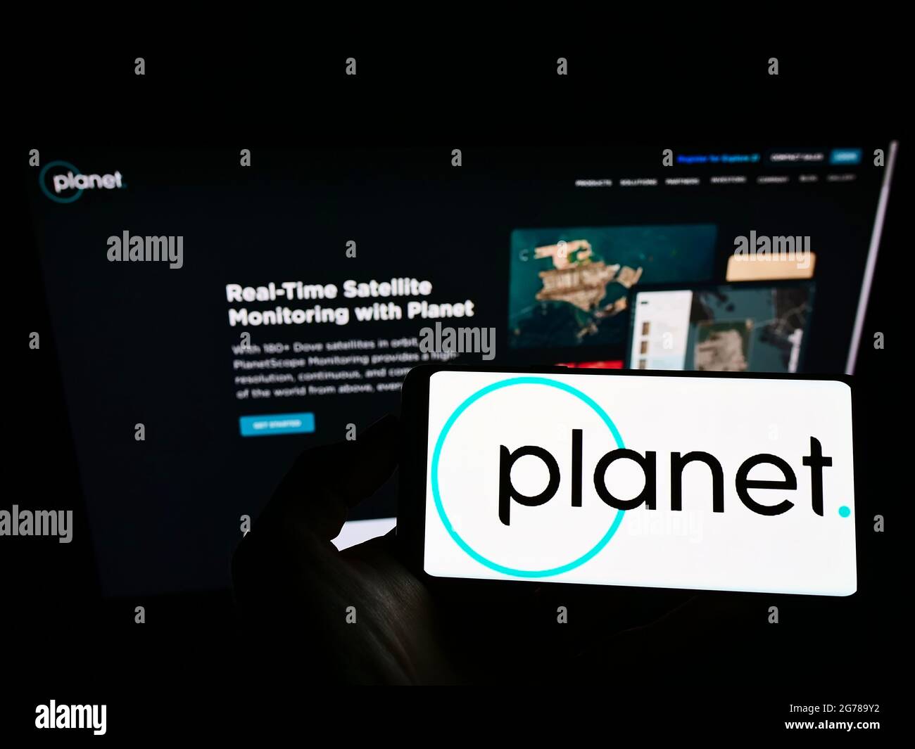 Persona che tiene il telefono mobile con il logo della società di imaging della Terra degli Stati Uniti Planet Labs Inc. Sullo schermo di fronte alla pagina web aziendale. Mettere a fuoco il display del telefono. Foto Stock