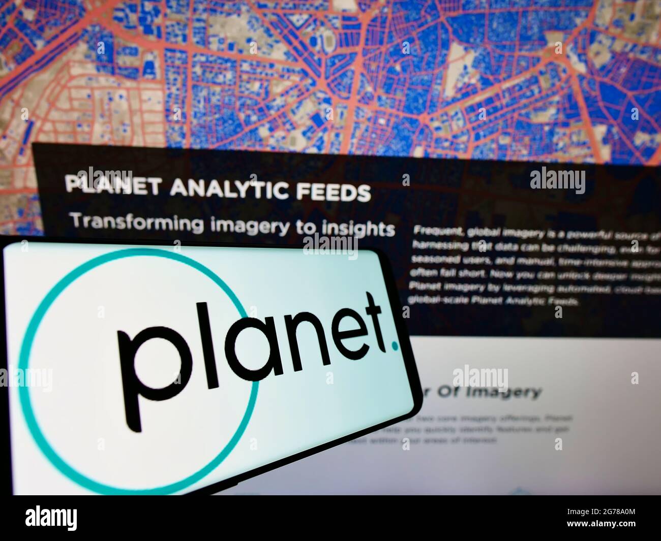 Cellulare con logo della società di imaging terrestre statunitense Planet Labs Inc. Sullo schermo di fronte al sito web aziendale. Mettere a fuoco il centro-destra del display del telefono. Foto Stock