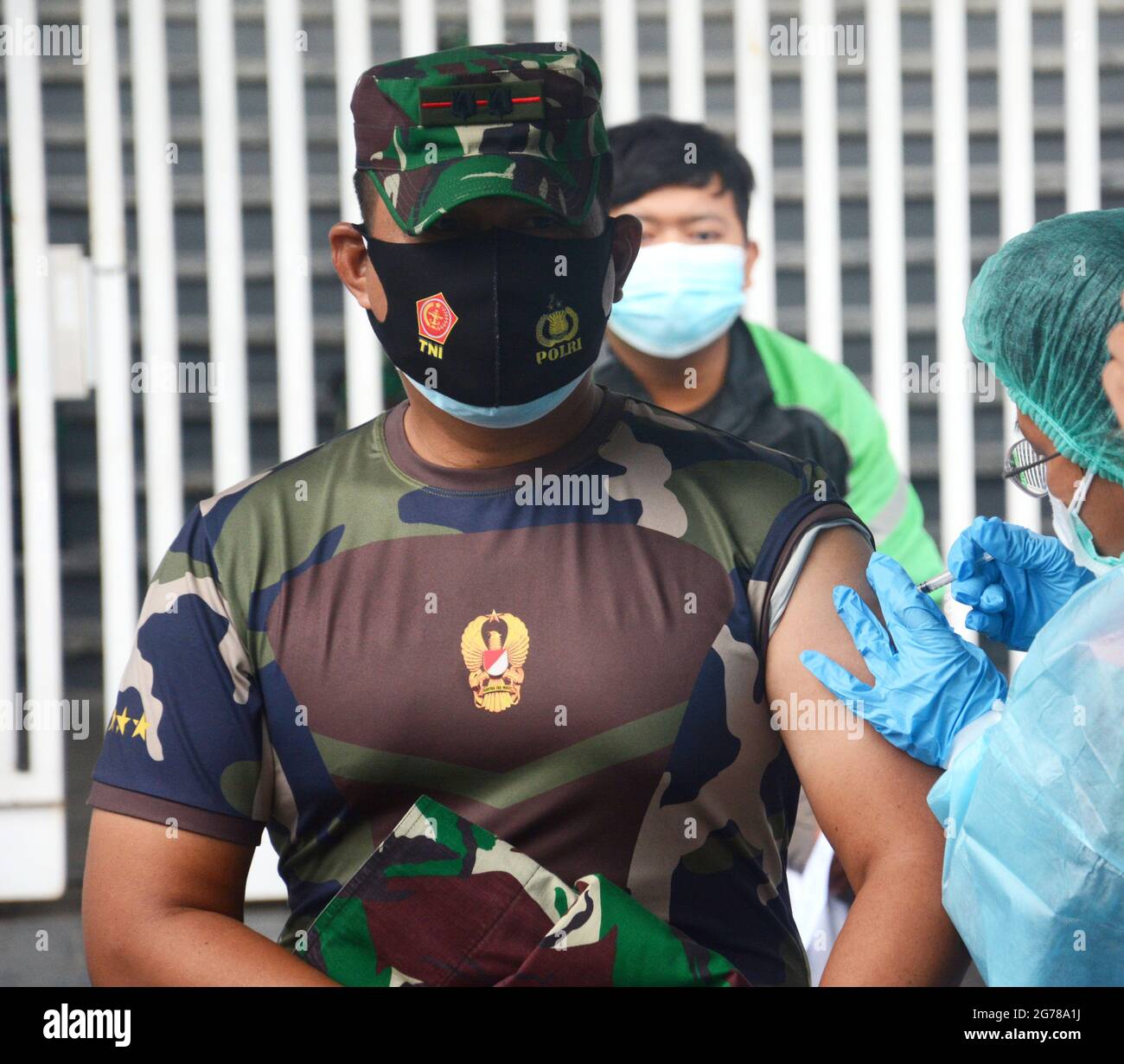 Vaccinazione per prevenire la trasmissione del virus Covid 19 in Indonesia Foto Stock