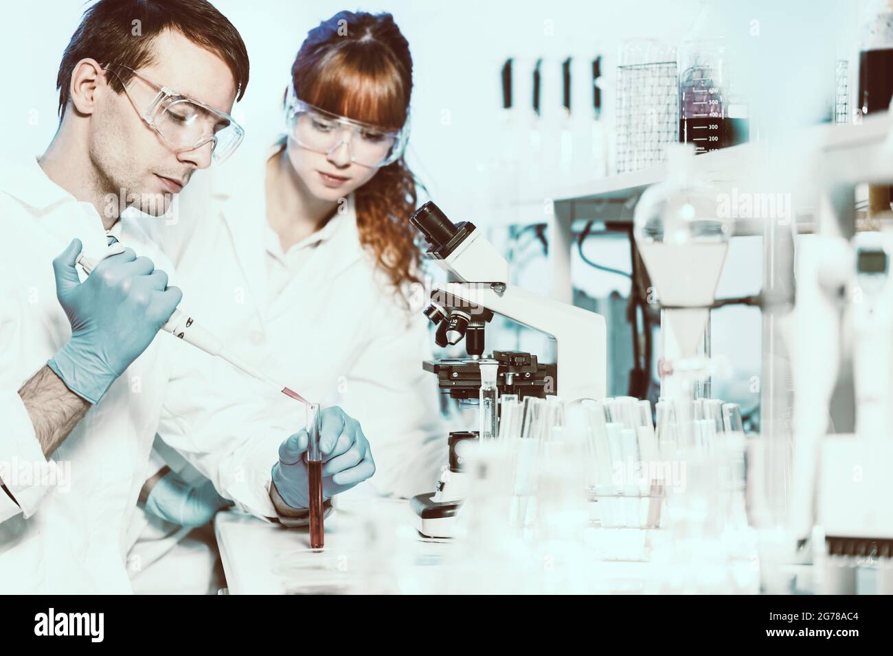 Assistenza sanitaria agli studenti di lavorare in laboratorio scientifico. Foto Stock
