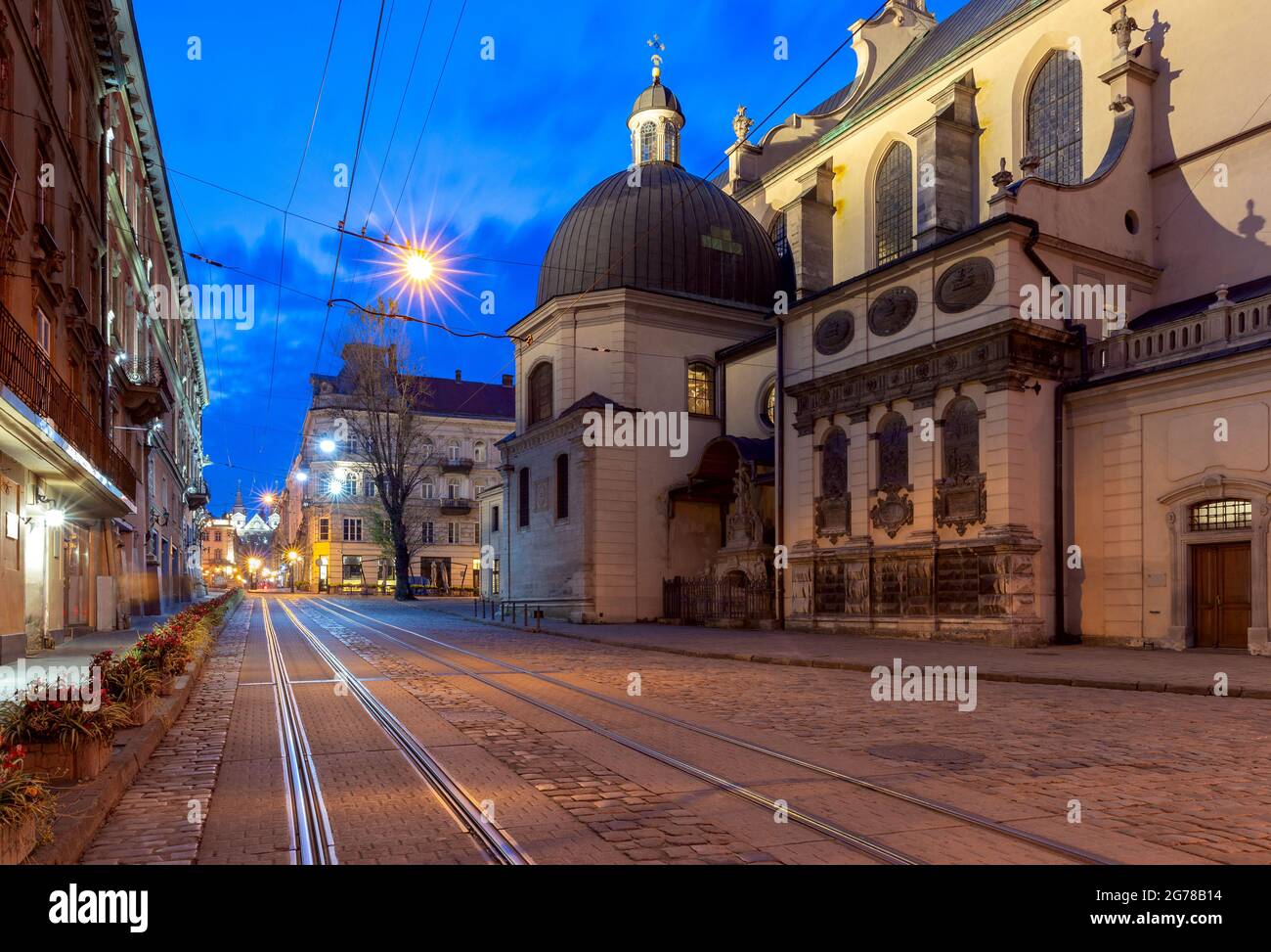 Piazza medievale del Municipio nella Città Vecchia di notte. Lviv. Ucraina. Foto Stock Piazza medievale del Municipio nella Città Vecchia di notte. Lviv. Ucraina. Foto Stock