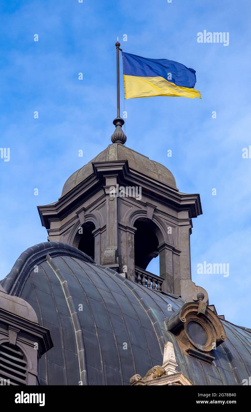 Bandiera nazionale su un flagpole contro un cielo blu chiaro. Lviv. Ucraina. Foto Stock