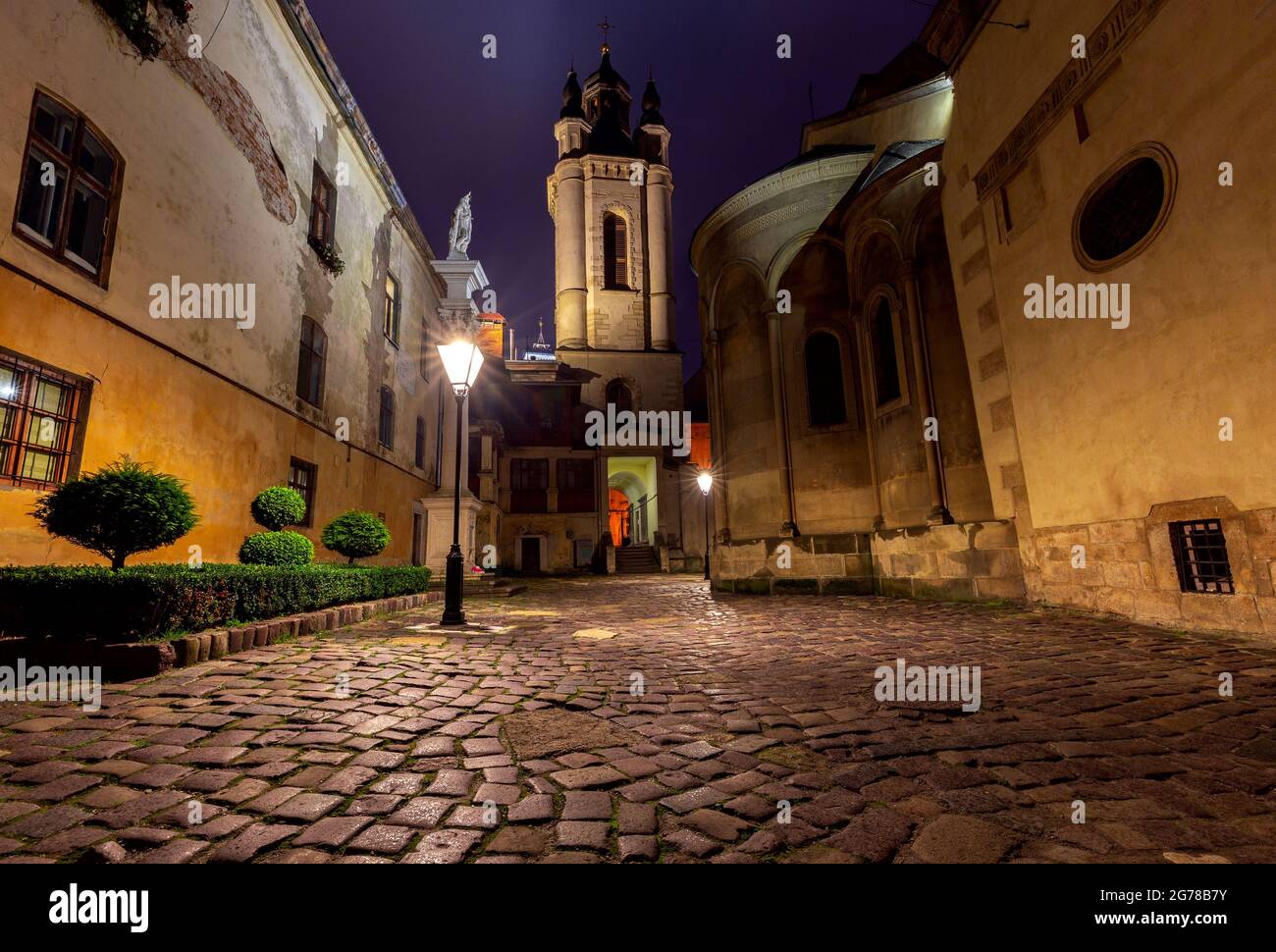 Cattedrale armena dell'Assunzione della Beata Vergine Maria nell'illuminazione notturna. Lviv. Ucraina. Foto Stock