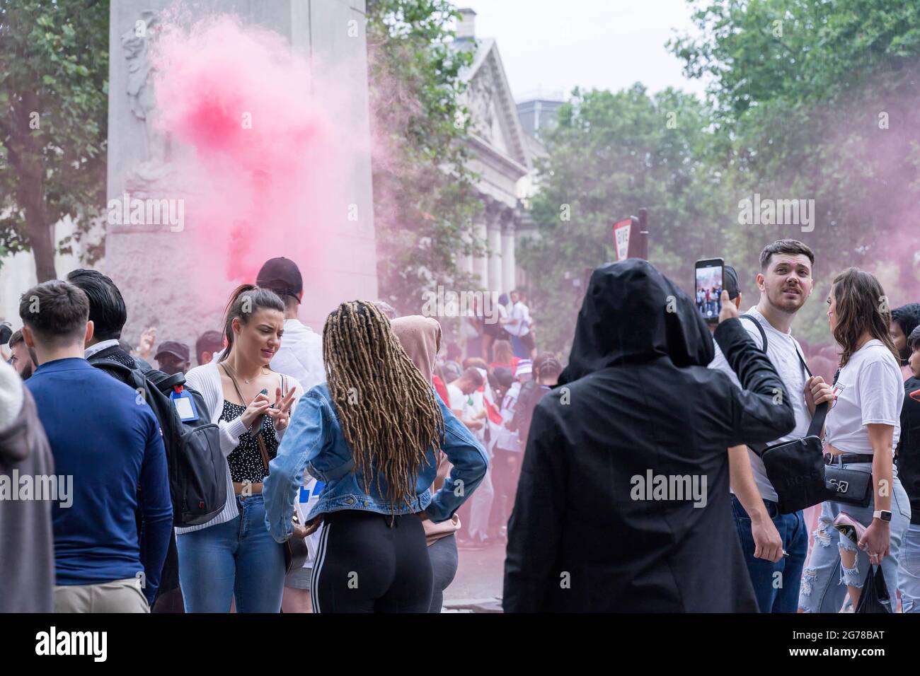 Gli appassionati di calcio inglesi che cantano e lasciano i fumetti si riuniscono nel centro di Londra vicino a Trafalgar Square a euro 2020 final , Inghilterra Foto Stock