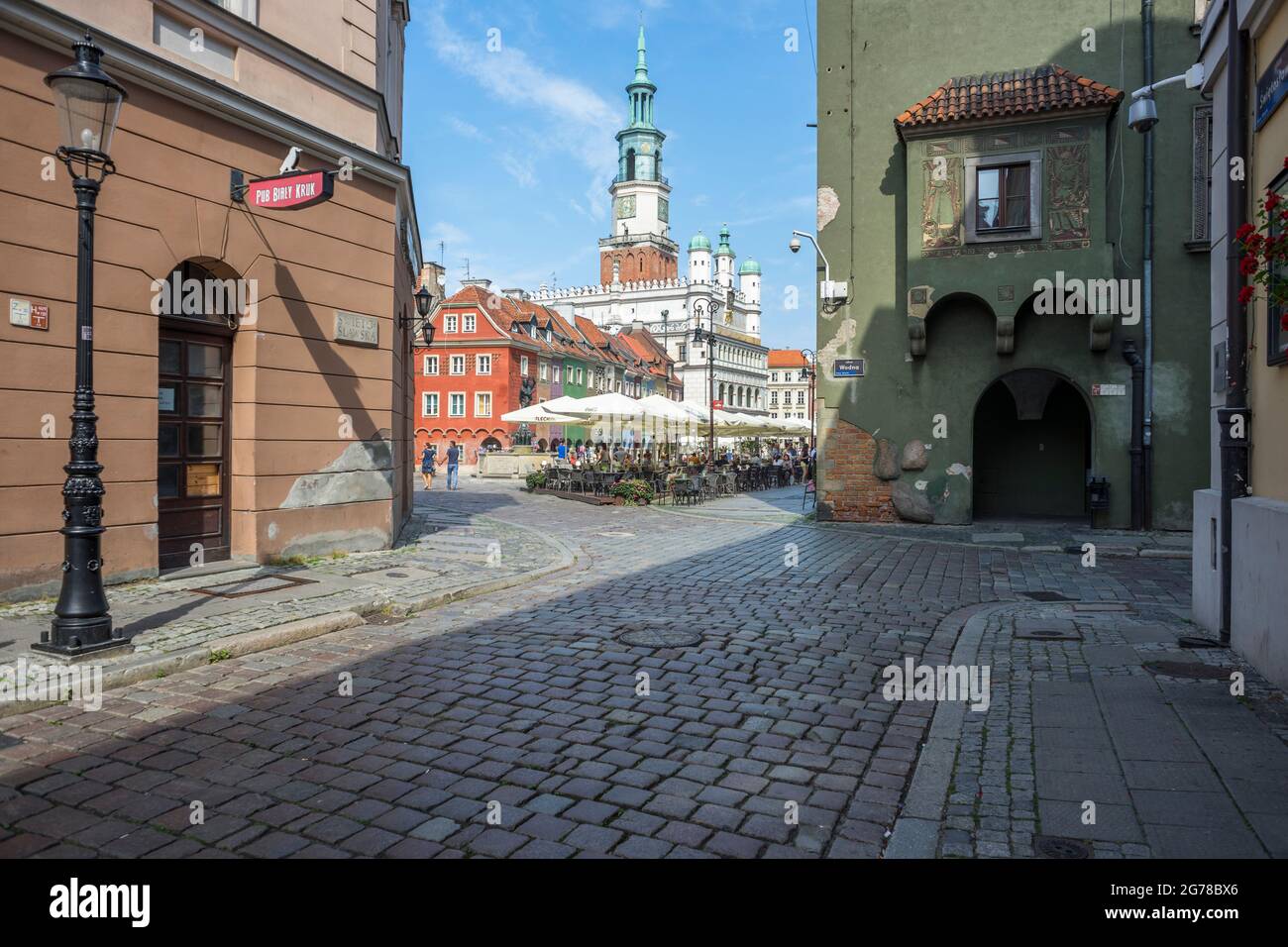 Una vista da via Swietoslawska sulla vecchia piazza del mercato di Poznan, dove si possono vedere terrazze, case mercantili e il vecchio municipio, la Polonia Foto Stock