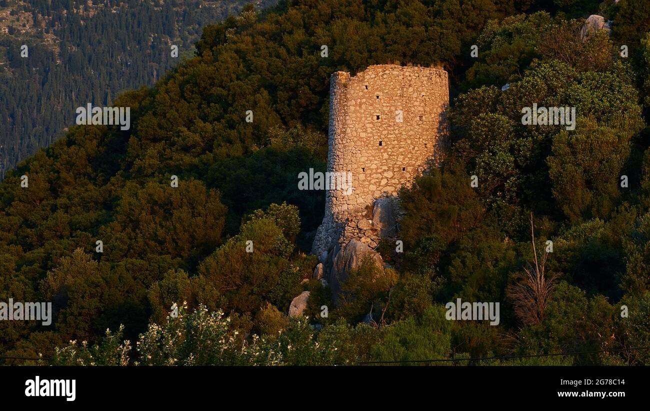 Isole IONIE, Ithaca, isola di Odysseus, Fries, alba, Luce del mattino, umore del mattino, torre di guardia rotonda in pietra sopra Frikes, circondato da foresta Foto Stock