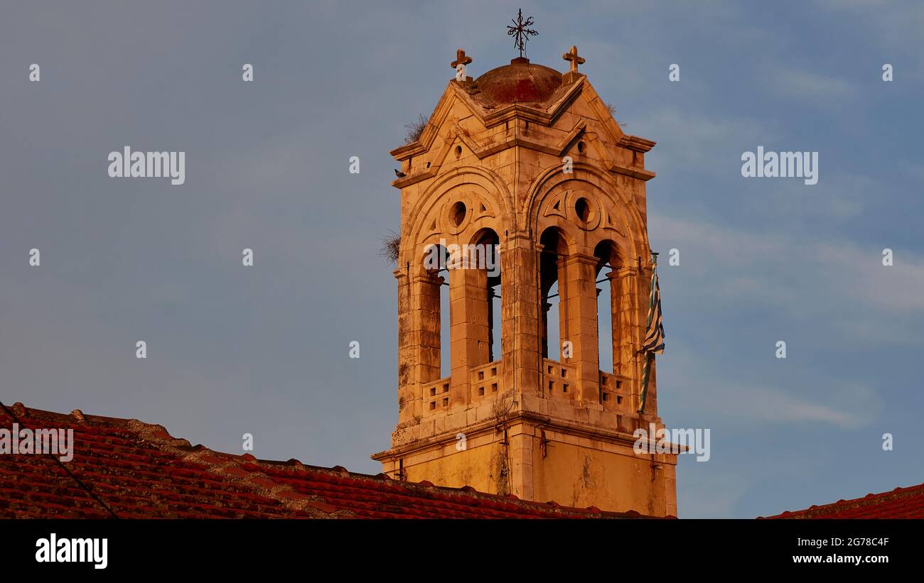 Isole IONIE, Ithaca, Molos Bay, Vathi, luce notturna, chiesa campanile IN Isodia Theotokou, cielo azzurro con nuvole Foto Stock