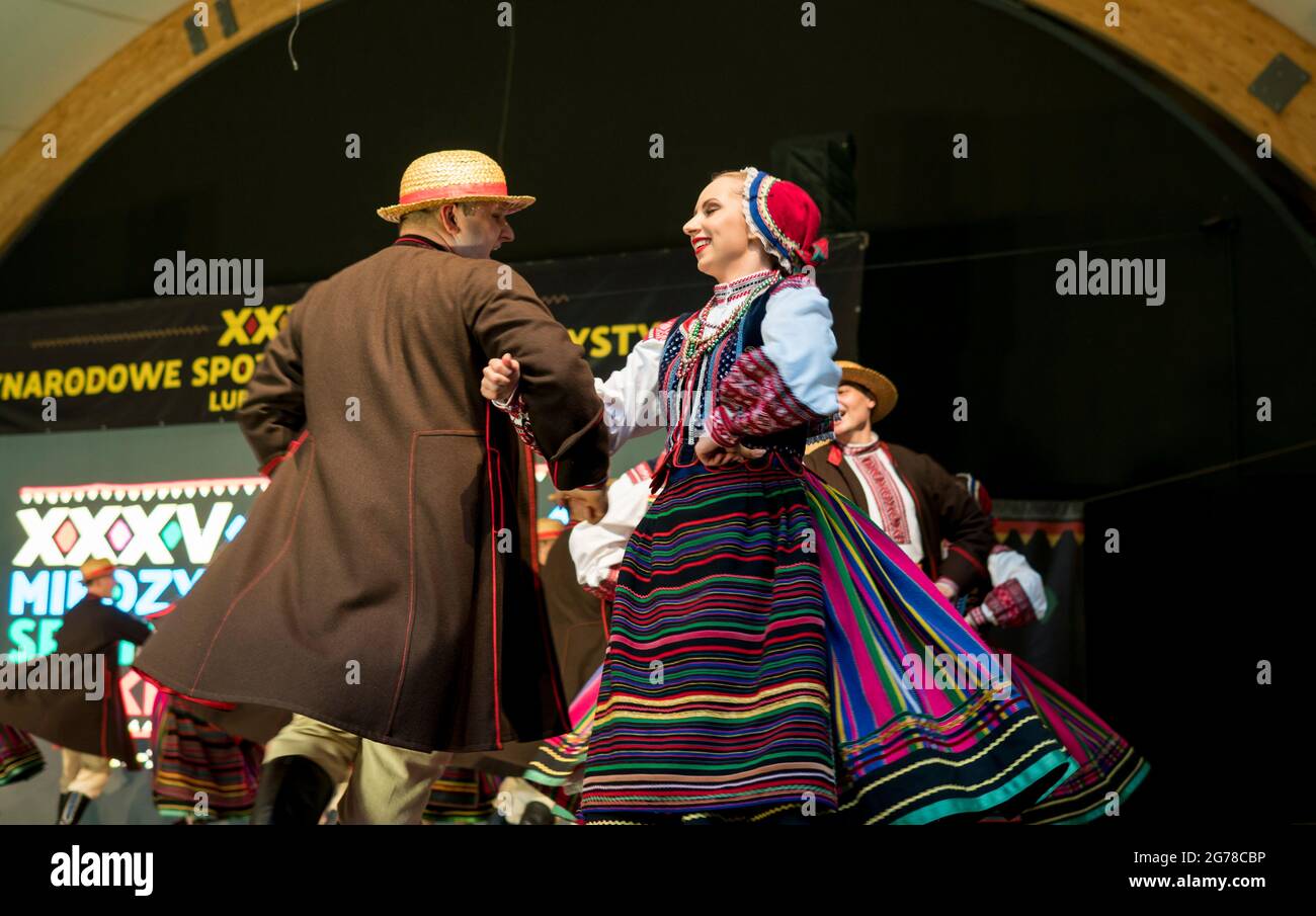 11.07.2021, Lublino, Polonia: Ballerini di Jawor sul palco durante i 35 incontri internazionali di folklore a Lublino Foto Stock