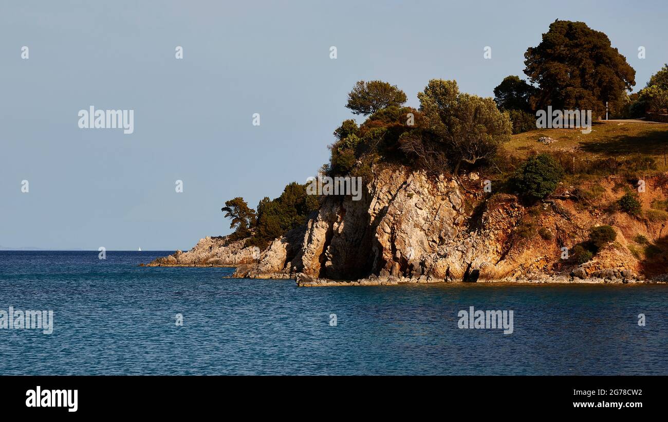 Isole IONIE, Ithaca, isola di Odysseus, costa nord-orientale, Baia di Marmakas, costa rocciosa sopravvolta, mare blu, cielo azzurro Foto Stock