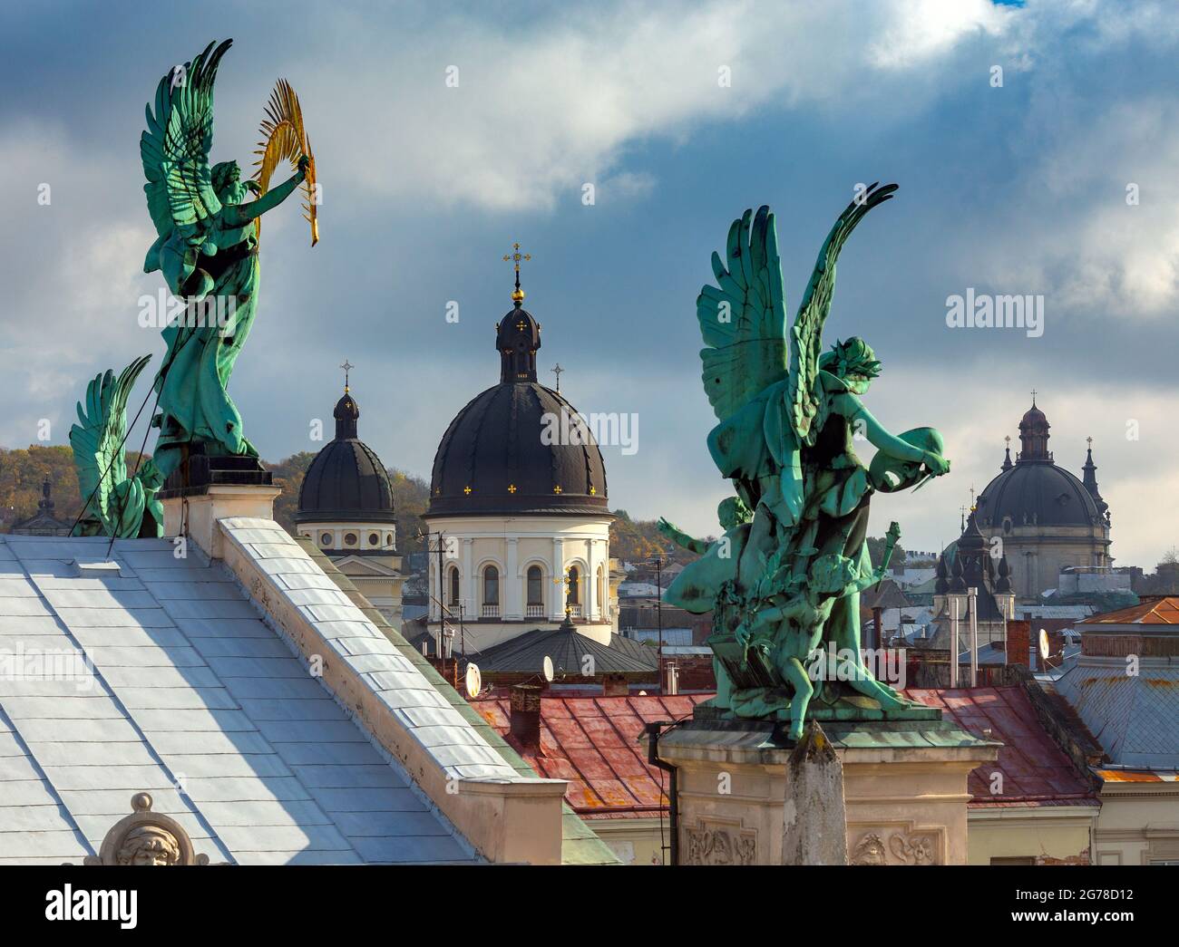 Una scultura di un angelo sul tetto dell'Opera Nazionale. Lviv. Ucraina. Foto Stock