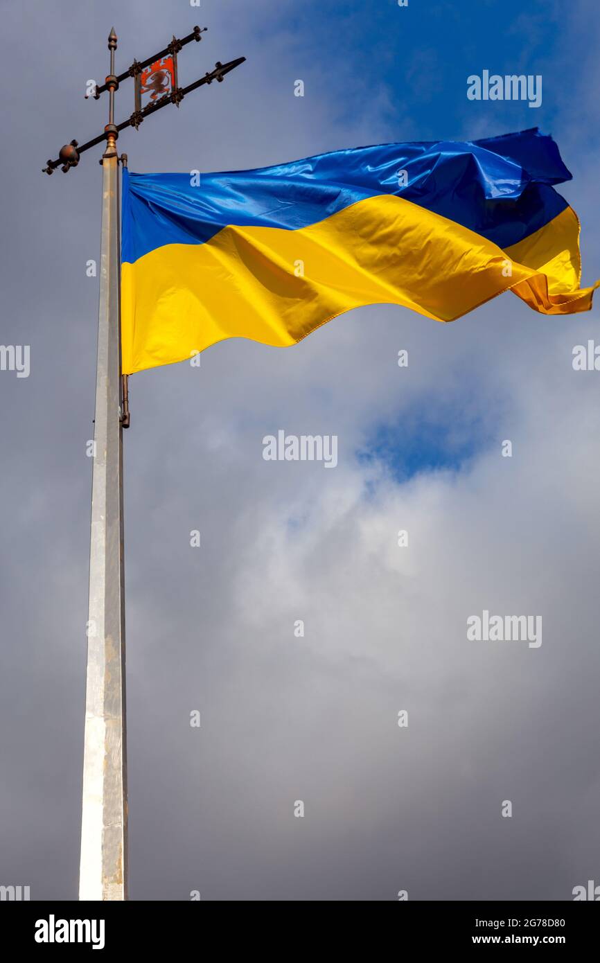 Bandiera nazionale su un flagpole. Lviv. Ucraina. Foto Stock