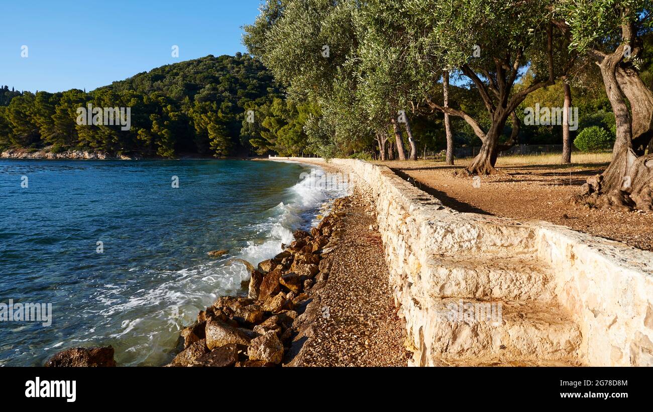 Isole IONIE, Ithaca, Isola di Odysseus, Vathi, Spiaggia di Loutsa, acqua verde, acqua blu, alberi sulla spiaggia, spiaggia solitaria Foto Stock