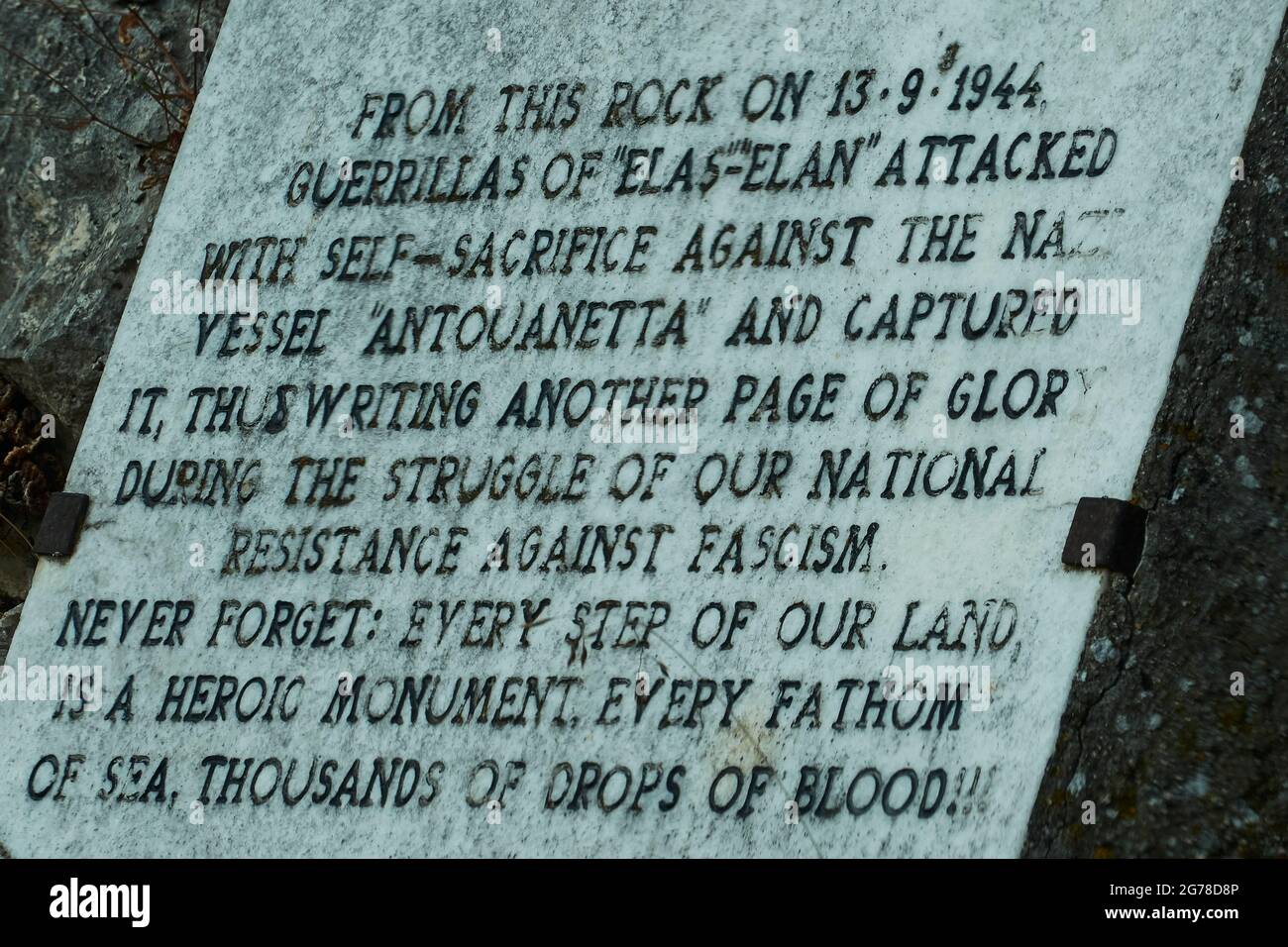 Isole IONIE, Ithaca, isola di Ulisse, luogo Stavros, lapide commemorativa di un attacco partigiano il 13 settembre 1944 su una nave dei nazisti tedeschi Foto Stock
