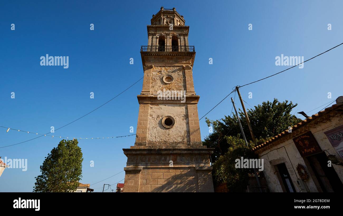 Isole IONIE, Zante, villaggio Kiliomenos, torre della chiesa, vista grandangolare dal basso, cielo blu profondo Foto Stock