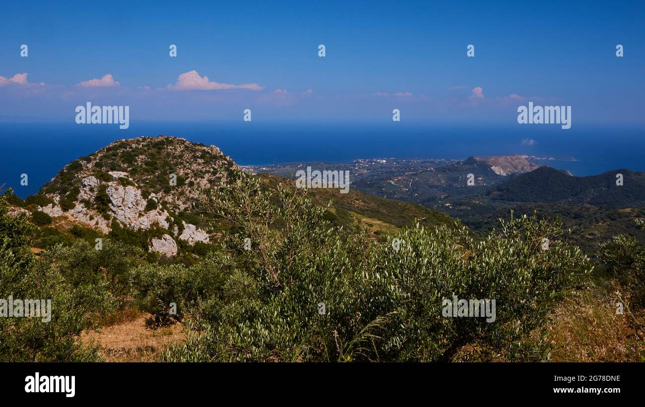 Isole IONIE, Zante, montagna vicino alla città di Zante, Monte Yves, monastero sulla cima, Panagia Skopiotissa, XV secolo d.C., sorge sulle rovine di un antico tempio Artemide, cielo blu scuro, vista sulla città di Zante, mare blu reale, cielo blu con nuvole biancastre Foto Stock