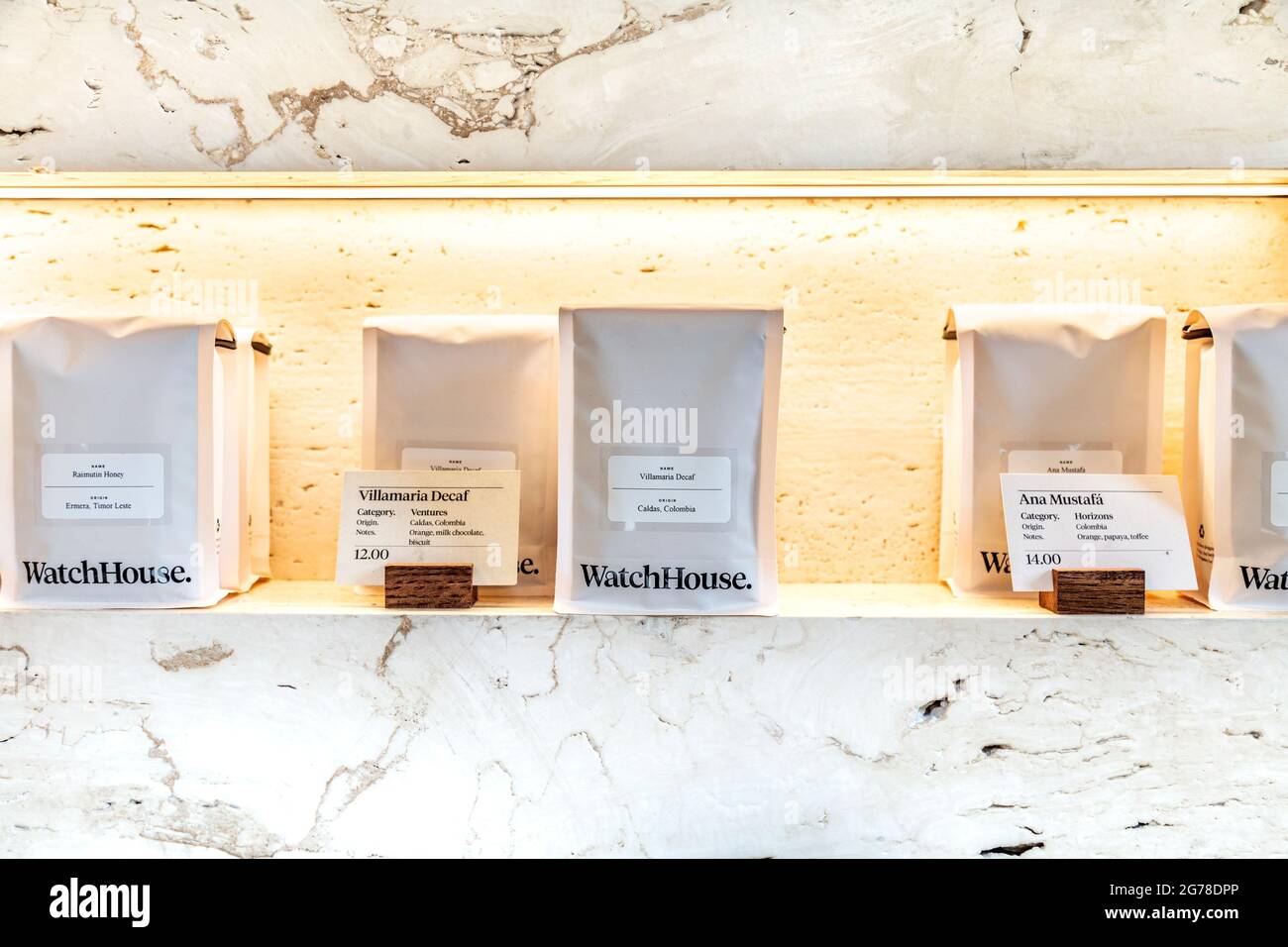 Vendita artigianale di caffè presso la caffetteria WatchHouse, Bermondsey Steet, Londra, Regno Unito Foto Stock