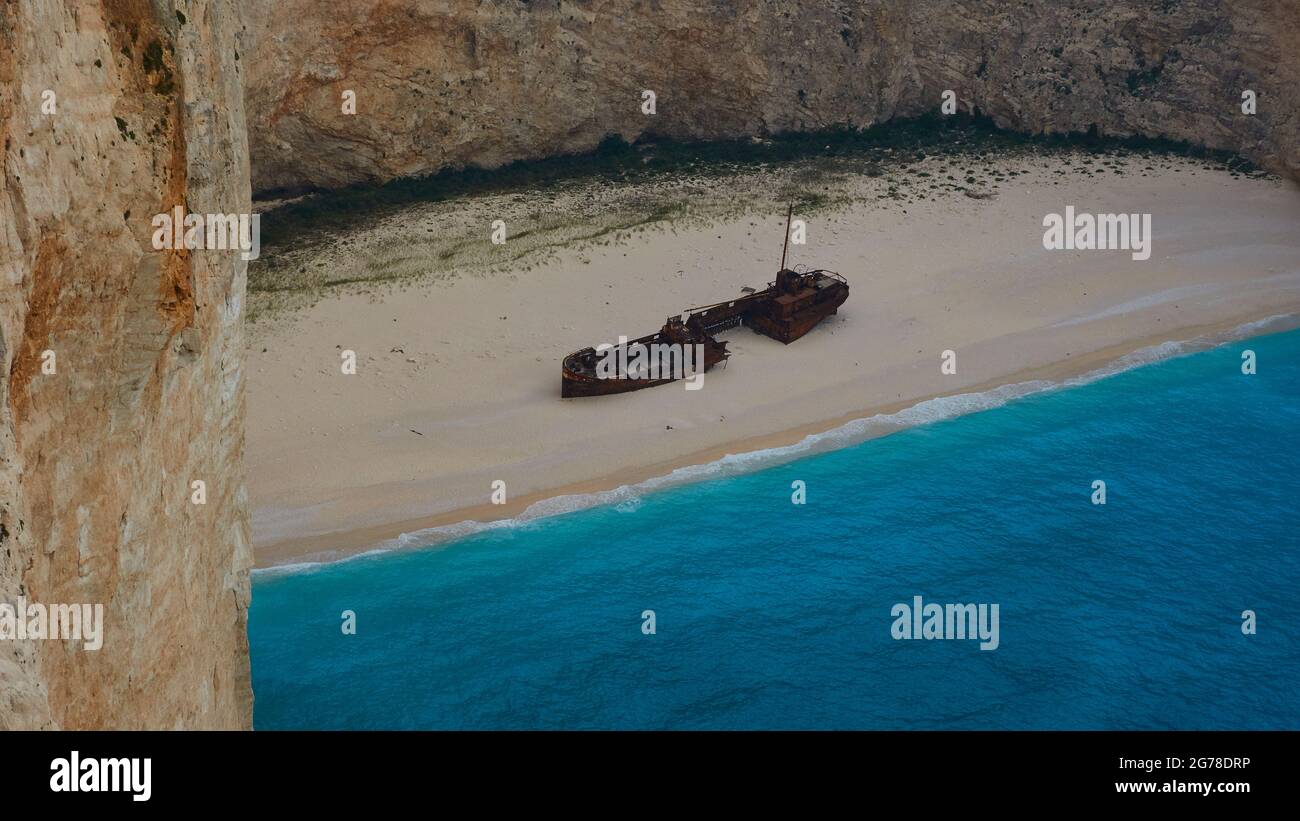 Zante, Paralia Navagio, Shipwreck Beach, naufragio sulla spiaggia, MV Panagiotis, spiaggia deserta, onde che si avvolgono, turchese ad acqua blu Foto Stock