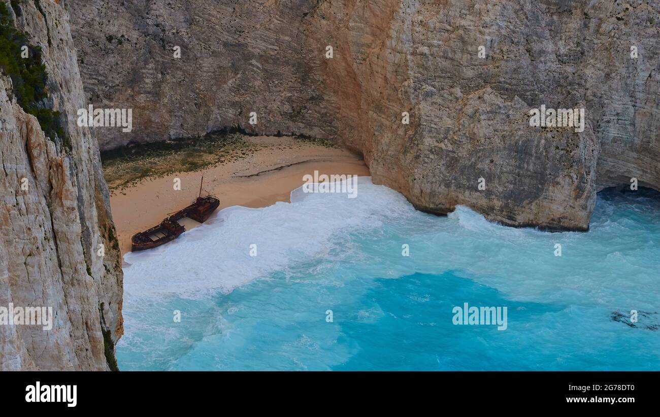 Zante, Paralia Navagio, Shipwreck Beach, vista dall'alto, spiaggia, Naufragio MV Panagiotis, onde pesanti rotolano sulla spiaggia deserta, acqua orlata bianca, acqua turchese Foto Stock