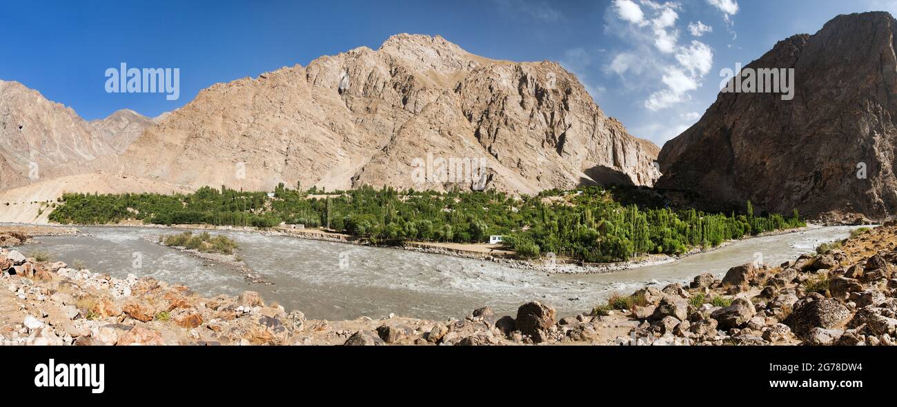 Il fiume Panj e le montagne del Pamir, Panj è la parte superiore del fiume Amu Darya. Vista panoramica, Tagikistan e confine con l'Afghanistan, tetto del mondo Foto Stock