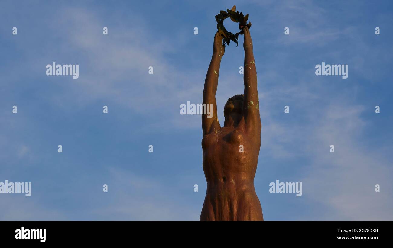 Zante, città di Zante, Piazza Solomos, luce del mattino, statua di bronzo della libertà, sezione della parte superiore della statua, nuvole bianche nel cielo blu Foto Stock
