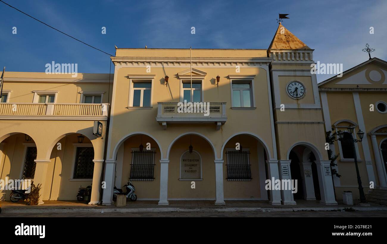 Zante, città di Zante, centro, edifici, luce del mattino, museo su Dioniso Solomos e altre importanti personalità dell'isola di Zante, piano superiore illuminato con luce, piano inferiore in ombra. Torre dell'orologio. Foto Stock