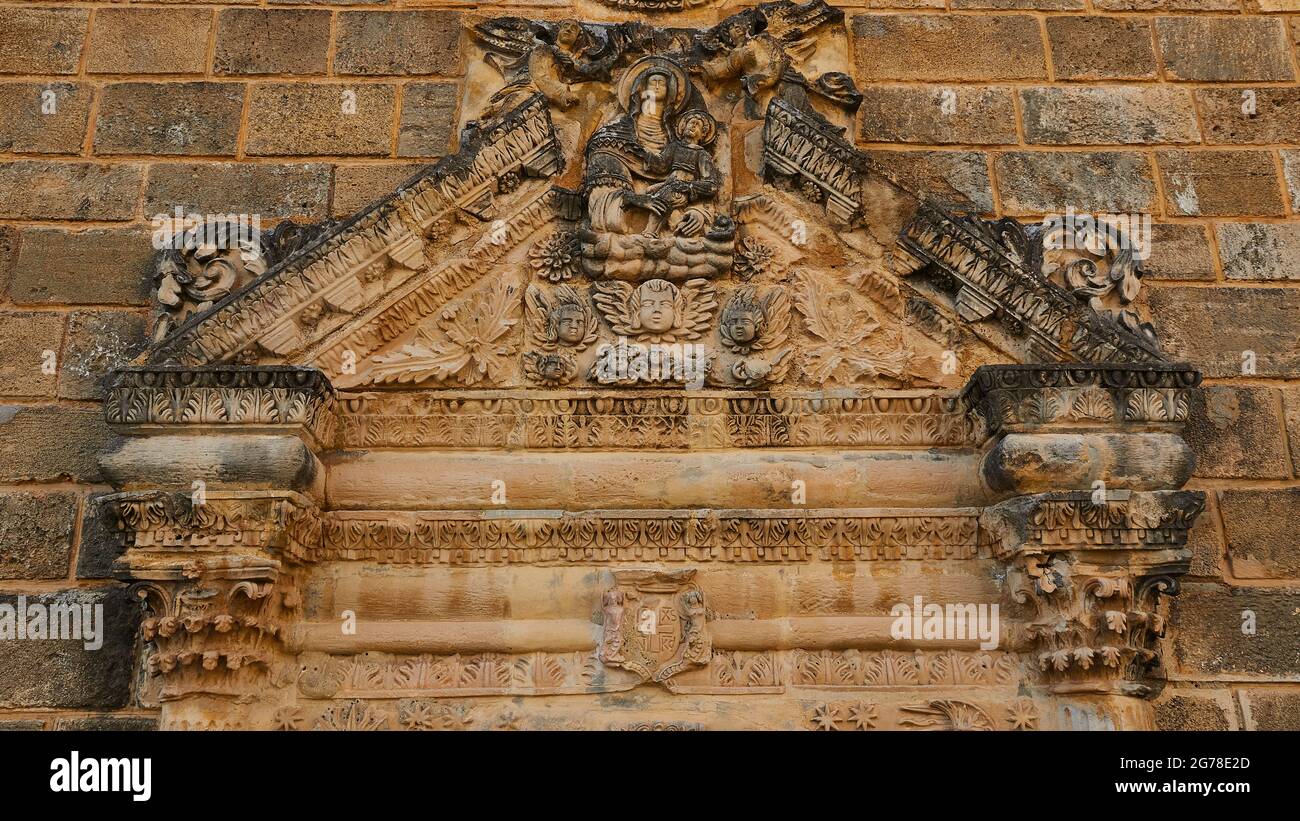 Zante, città di Zante, Chiesa della Vergine Maria, costruita nel 1687, in stile architettonico tardo bizantino, la luce del mattino, rilievo a timpano sopra la porta, mostra la Vergine Maria Foto Stock