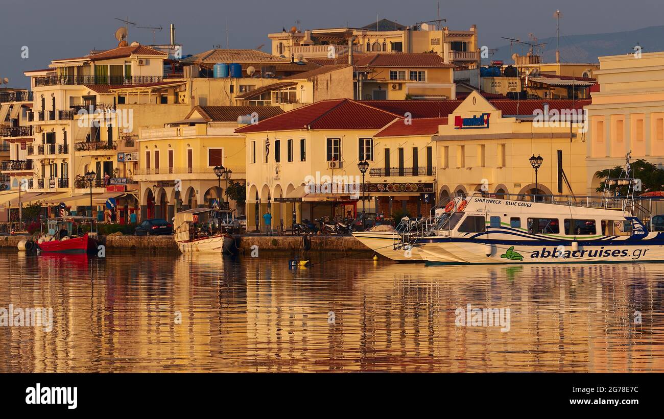 Zante, la città di Zante, vista parziale dello skyline della città di Zante, vista sul mare. Escursione in barca a metà strada sulla destra, luce del mattino Foto Stock
