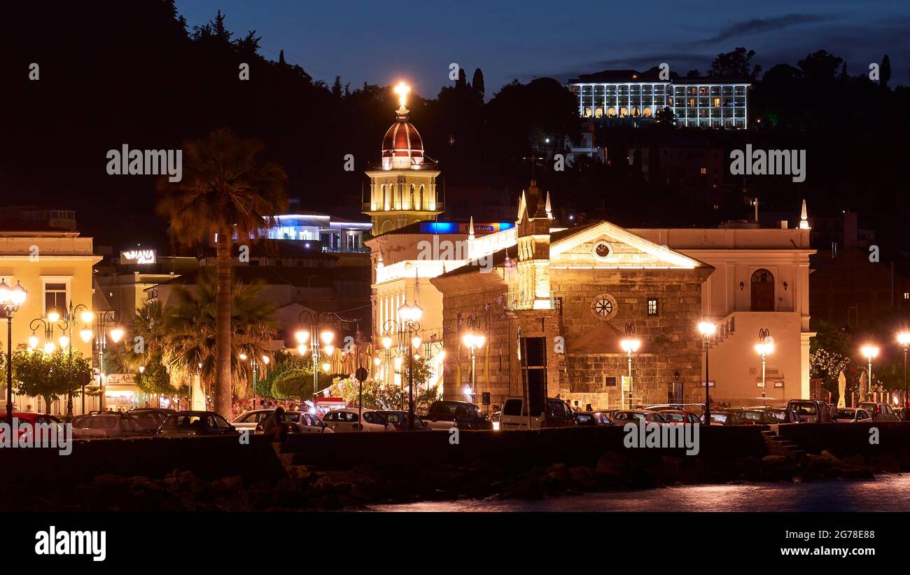 Zante, città di Zante, foto notturna, foto serale, chiesa di Agios Nikolaos di Molos e torre della chiesa di Agias Triadas, illuminato, illuminazione stradale, hotel illuminato sul pendio con uno sfondo di min Foto Stock