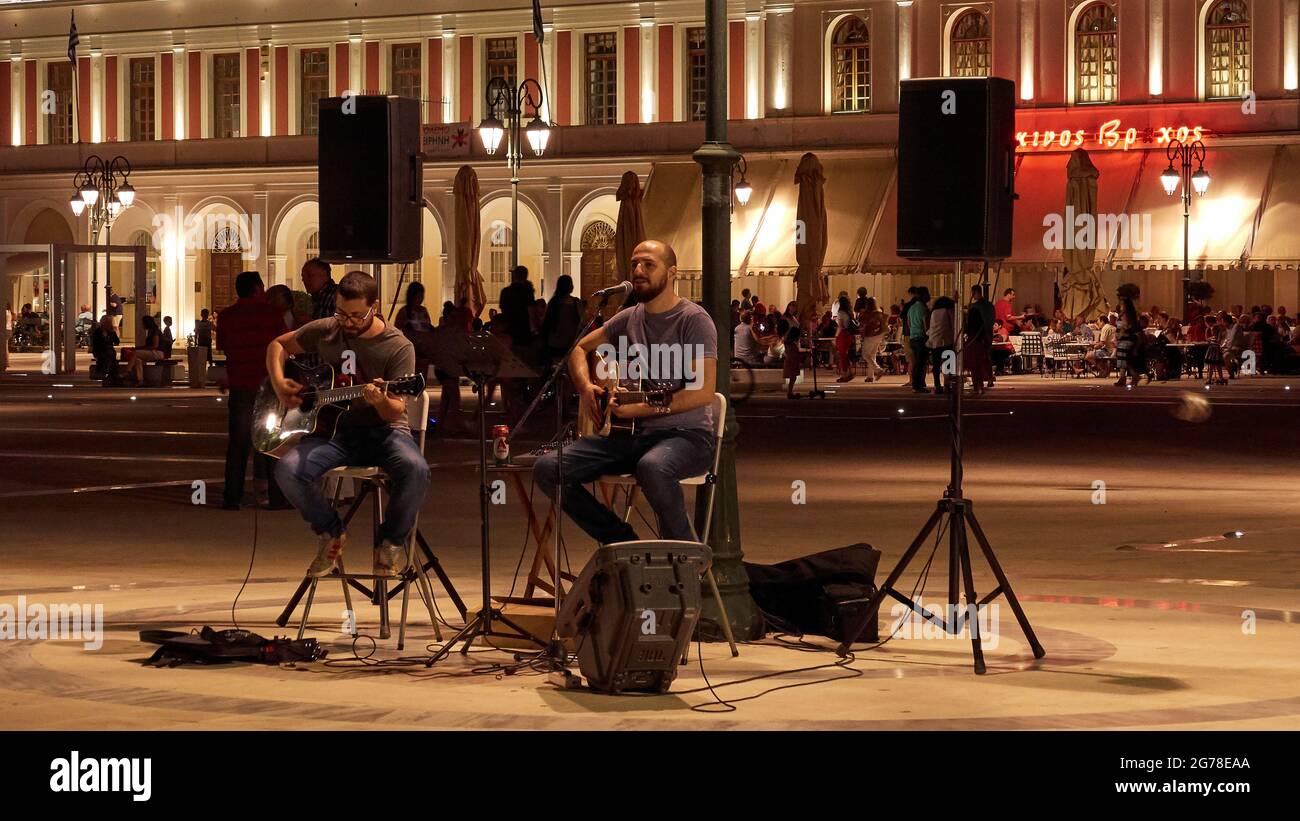 Zante, città di Zante, Piazza Solomos, foto notturna, riprese serali, band di due uomini che suona musica Foto Stock
