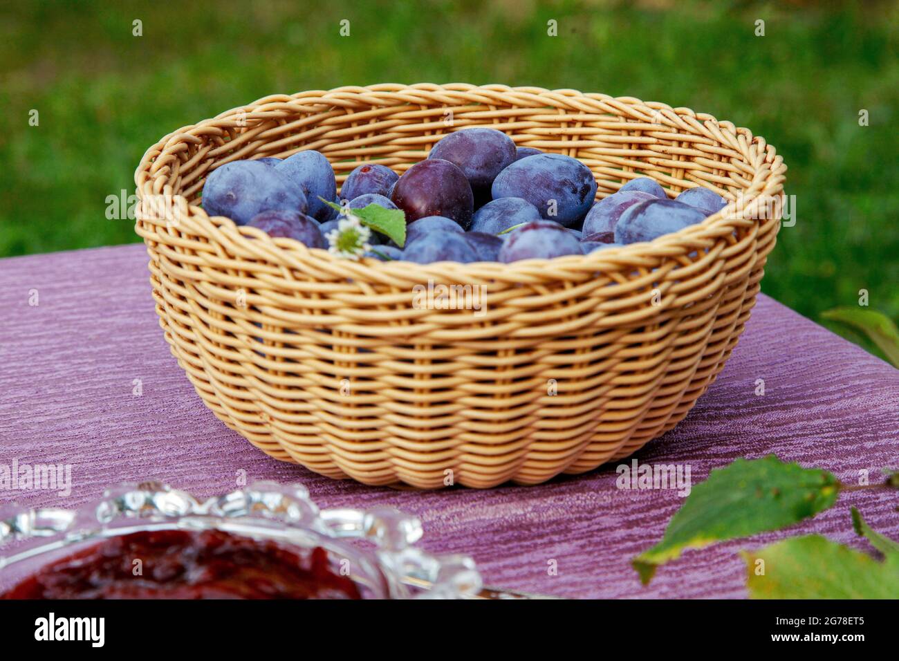 Prugne, cesto di frutta, confettura di prugne, Foto Stock