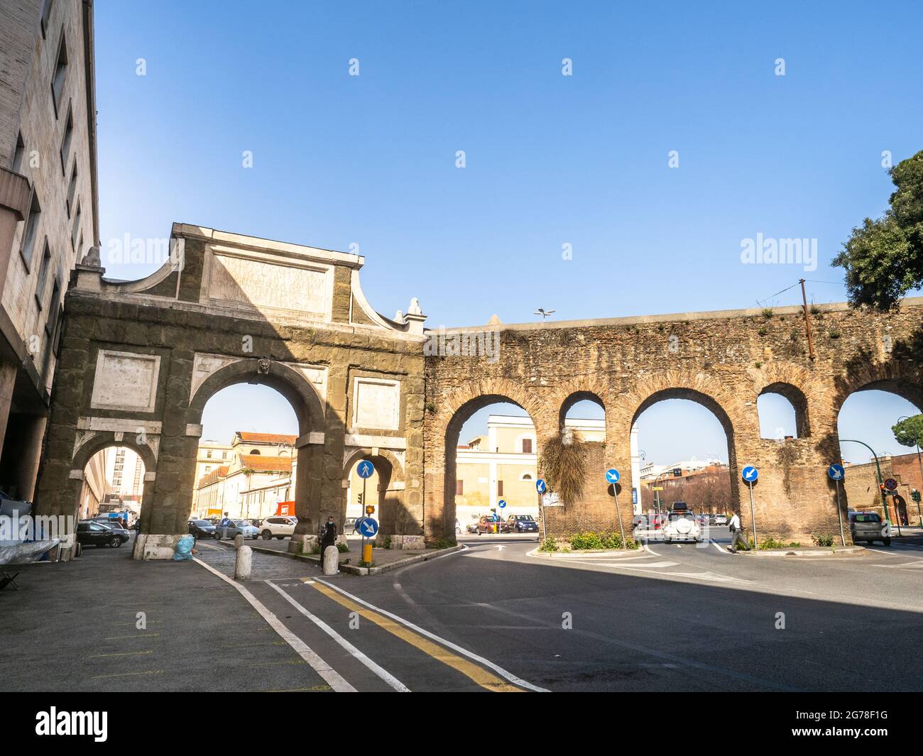 Facciata esterna dell'Arco di Sisto V e parte degli acquedotti dell'acqua Felice - Roma, Italia Foto Stock