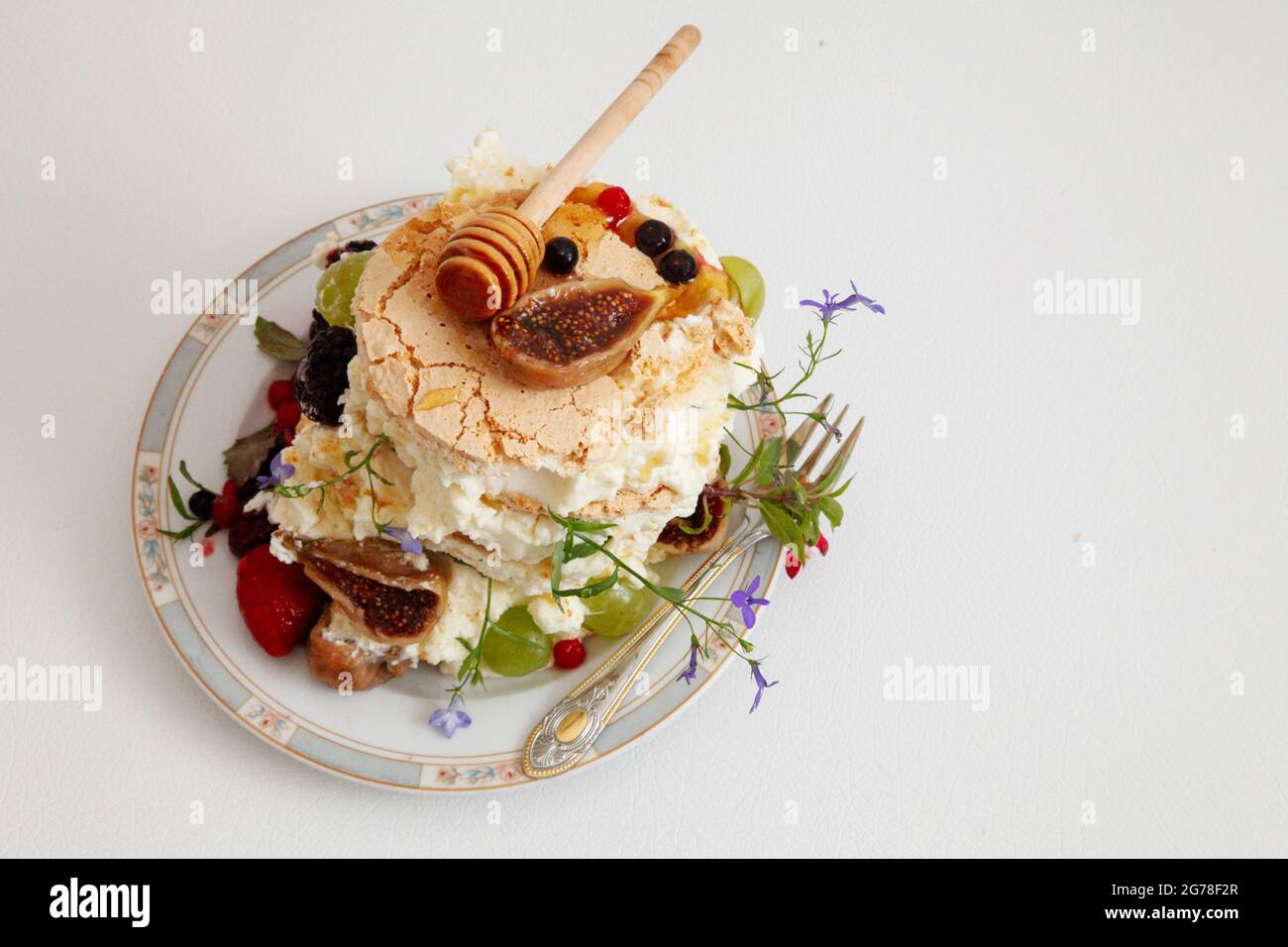 Dessert, meringa, frutta estiva, mascarpone, Foto Stock