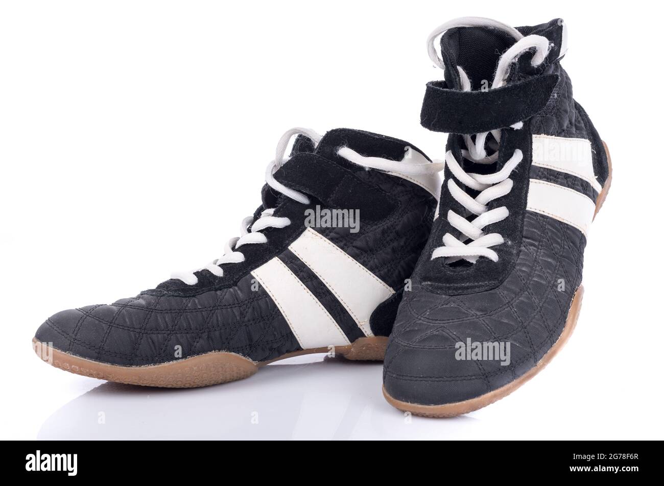 Scarpe sportive bianche e nere, isolate su bianco Foto stock - Alamy