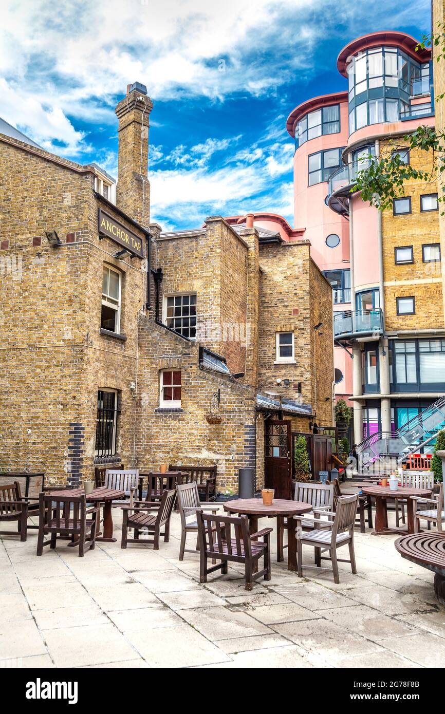 Cortile del pub Anchor Tap su Brewery Square, Shad Thames, Londra, Regno Unito Foto Stock