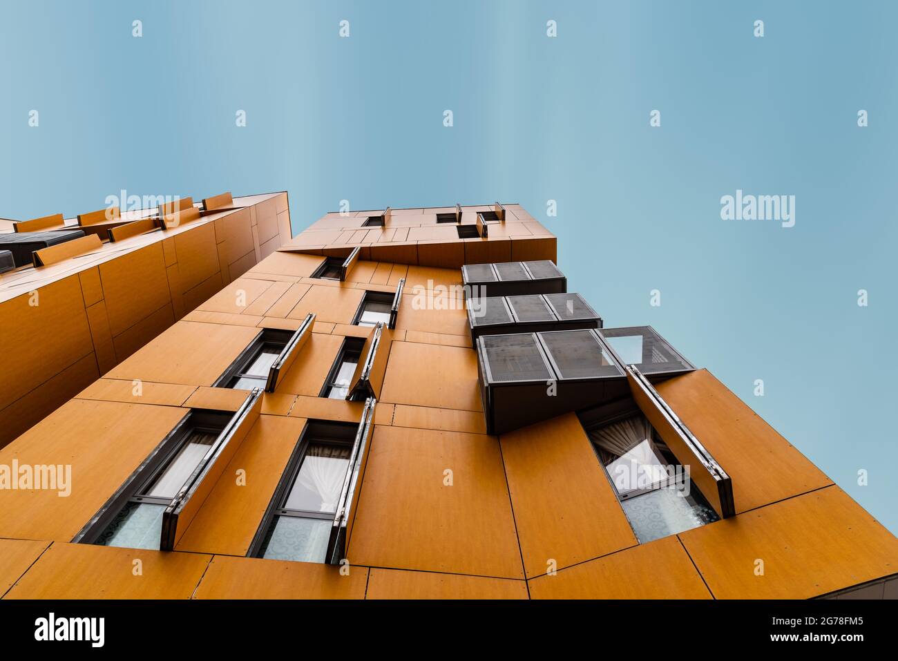 Madrid, Spagna - 7 marzo 2021: Alloggi sociali moderni nella zona Ecobulevar del distretto di Vallecas. Vista ad angolo basso contro il cielo. Esposizione lunga Foto Stock