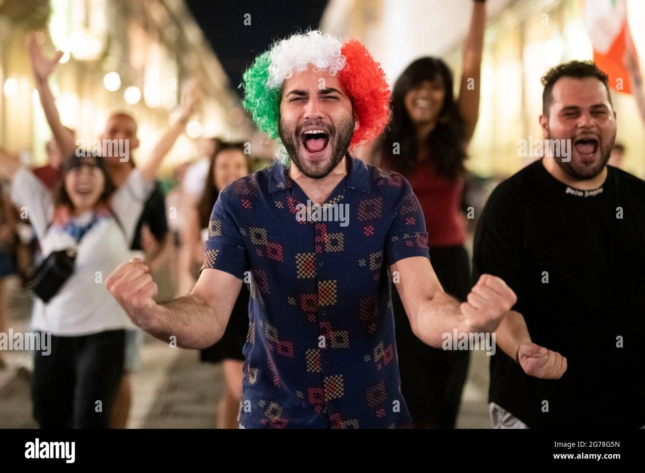 Torino, Italia. 12 luglio 2021. I tifosi della nazionale italiana festeggiano dopo che l'Italia ha battuto l'Inghilterra 4-3 con sanzioni per vincere la partita finale di calcio UEFA EURO 2020 che si tiene allo stadio di Wembley tra Italia e Inghilterra. Credit: Nicolò campo/Alamy Live News Foto Stock