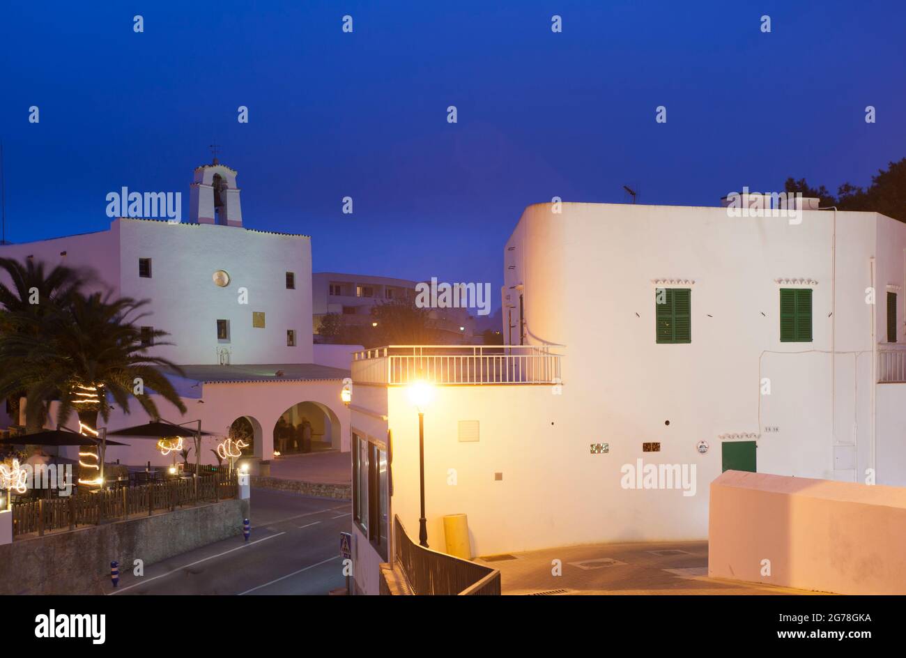 Piazza del villaggio e la chiesa fortificata, Sant Josep de SA Talaia, Ibiza Foto Stock
