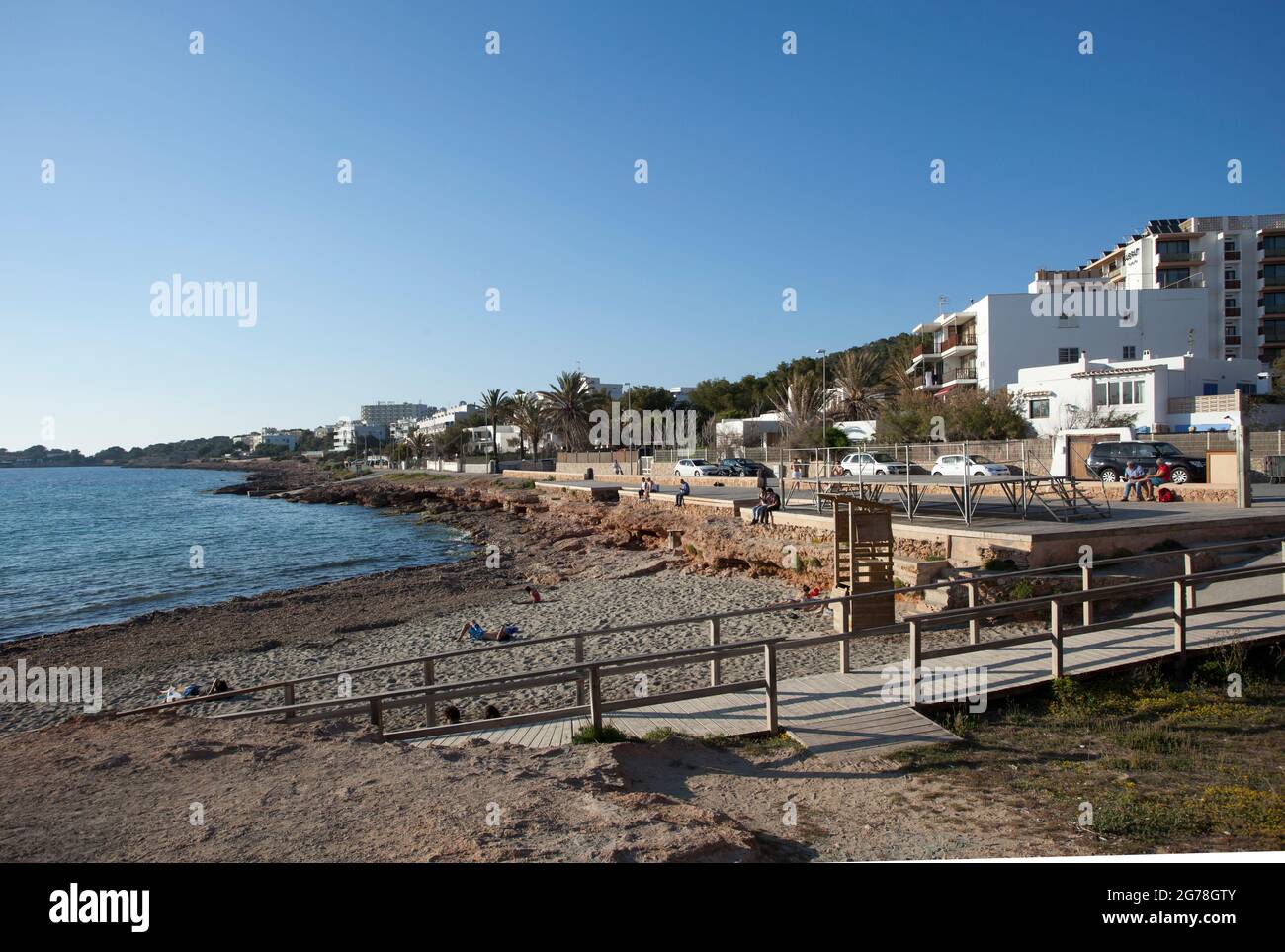 Piccola spiaggia cittadina, Sant Antoni de Portmany, Ibiza Foto Stock